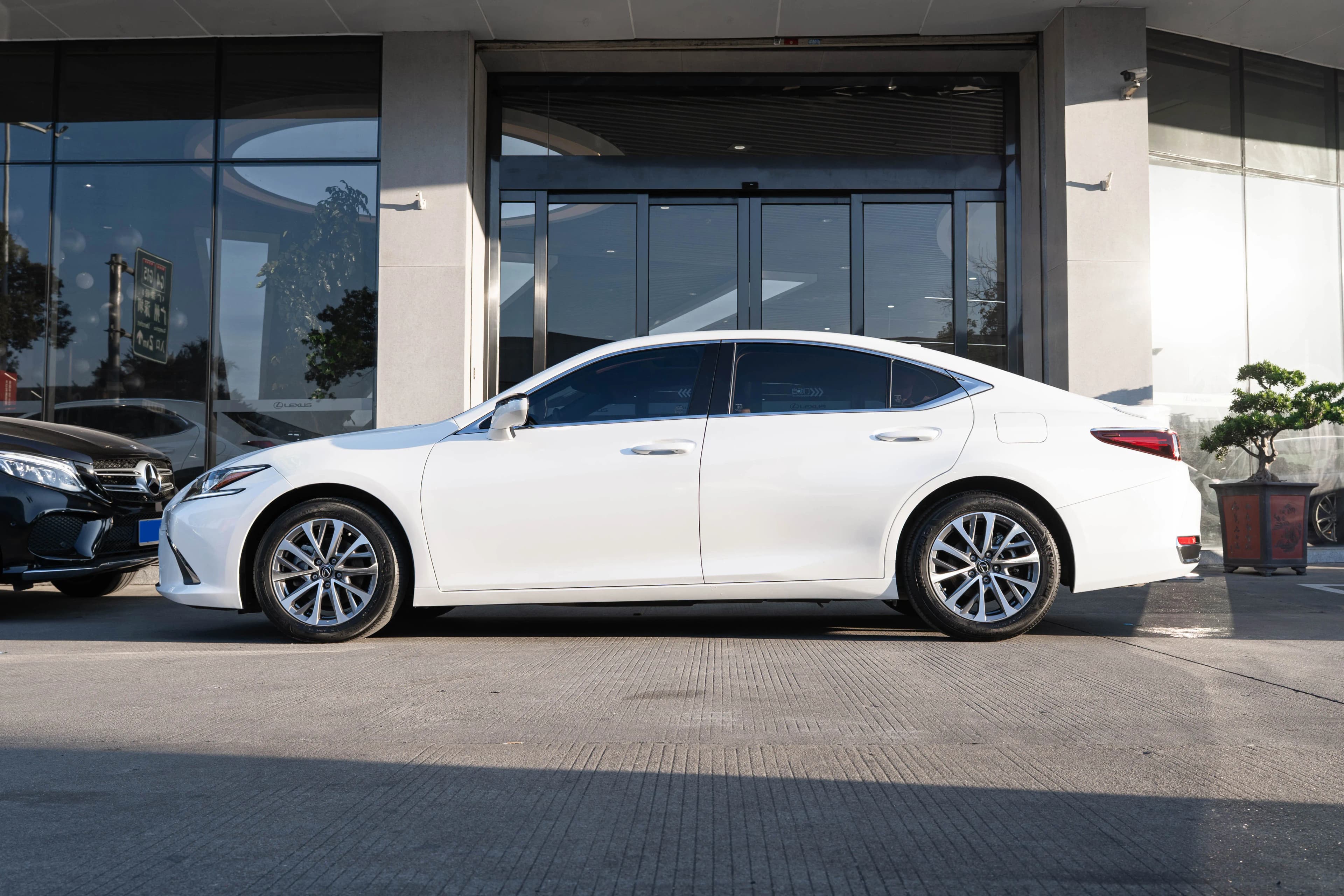 Lexus ES 2023 г. 30344 км. — фото 3