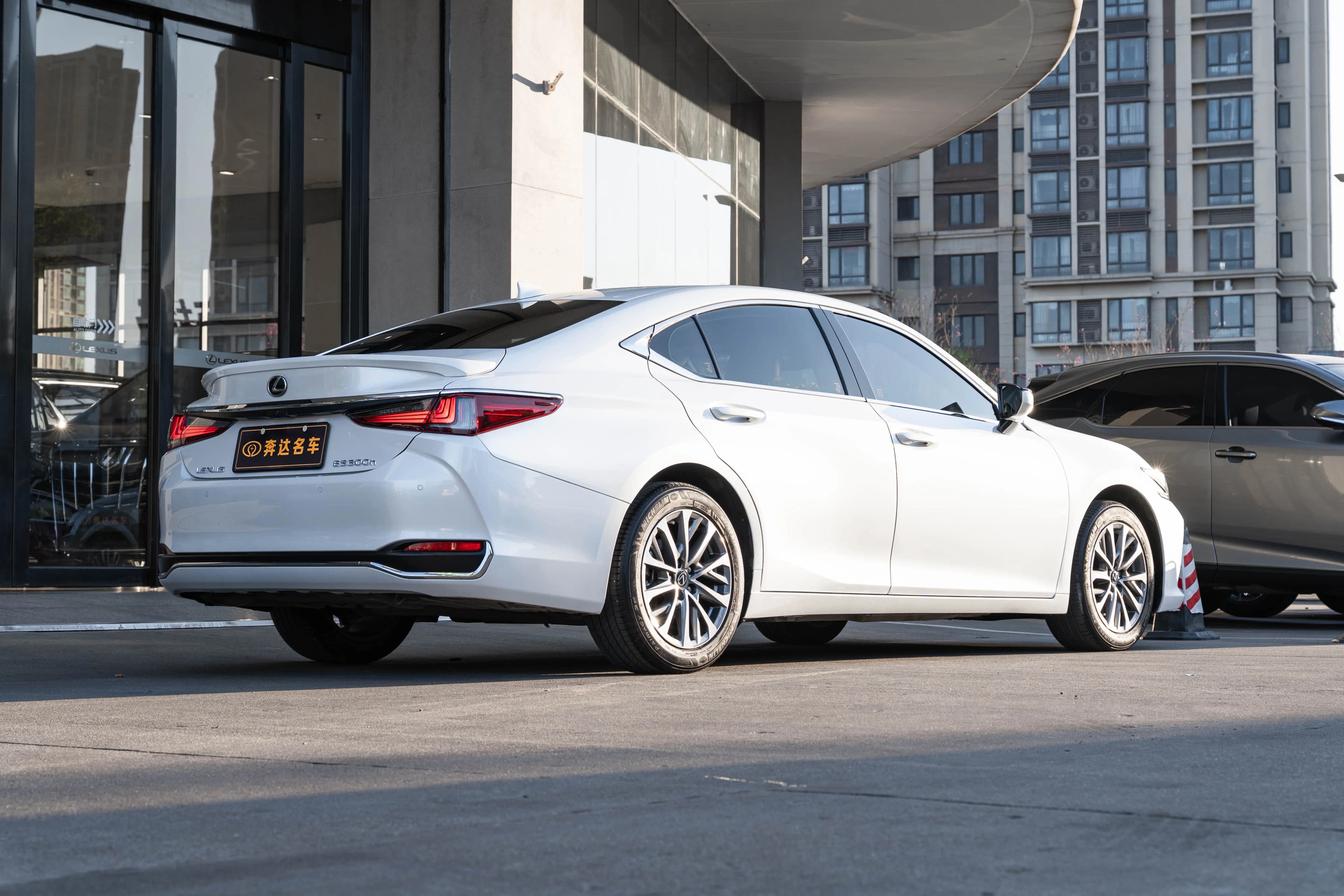 Lexus ES 2023 г. 30344 км. — фото 5