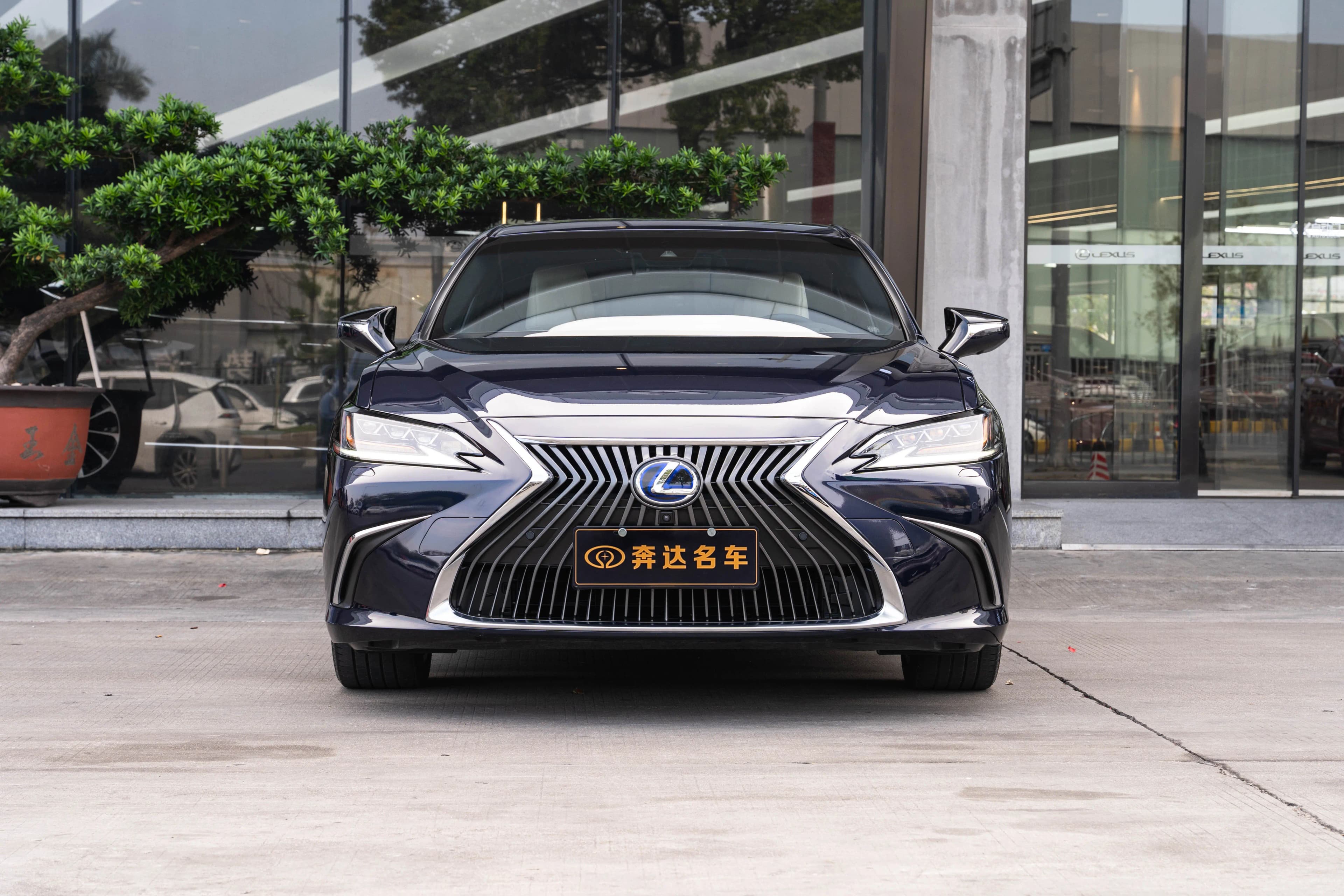 Lexus ES 2021 г. 45845 км. — фото 2