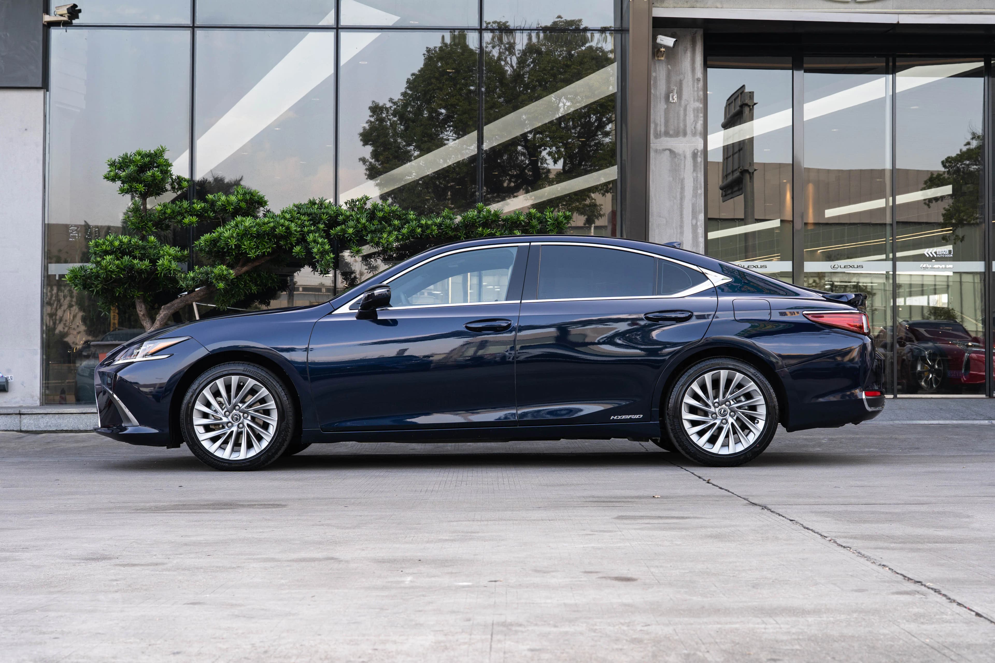 Lexus ES 2021 г. 45845 км. — фото 3