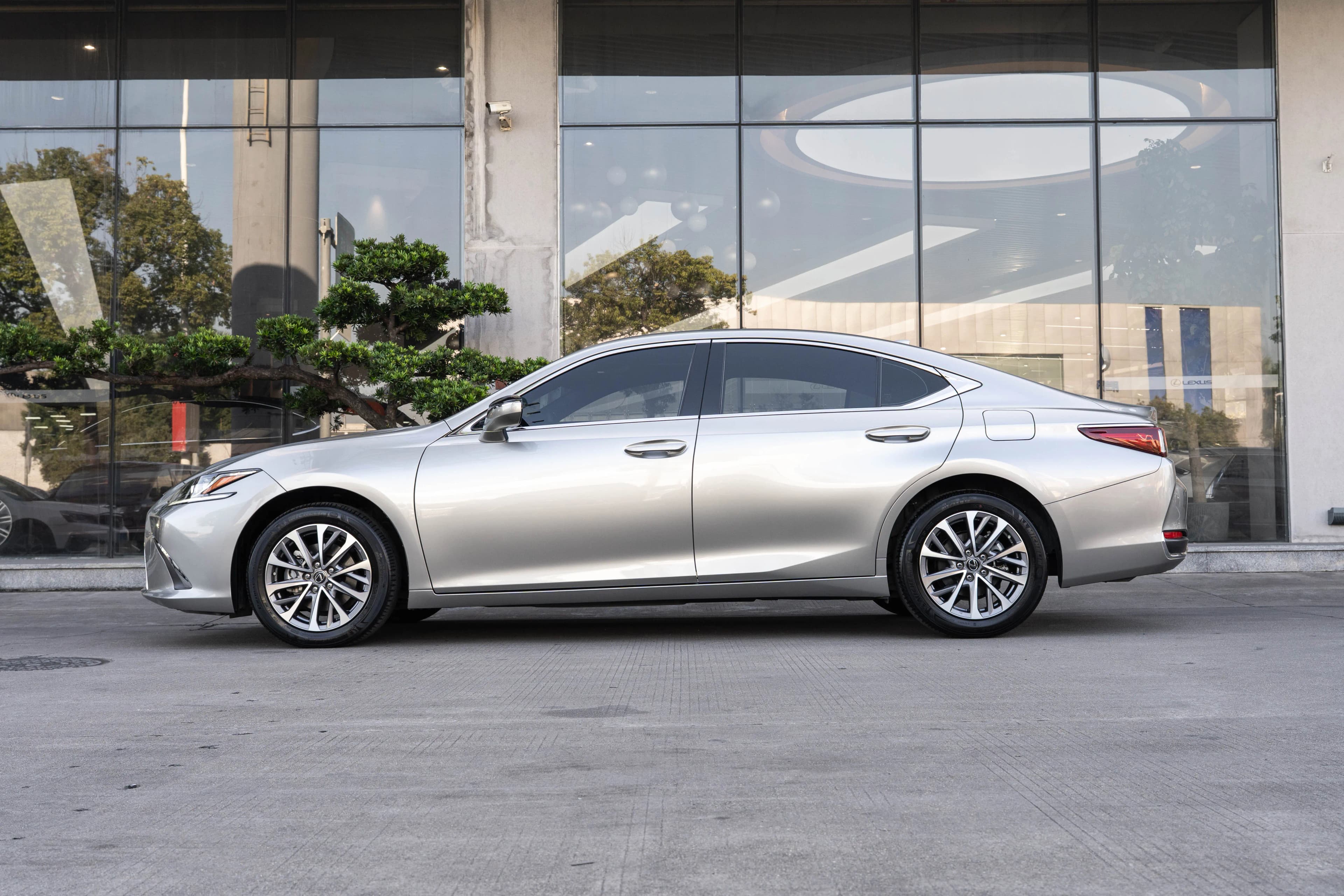 Lexus ES 2024 г. 27300 км. — фото 3
