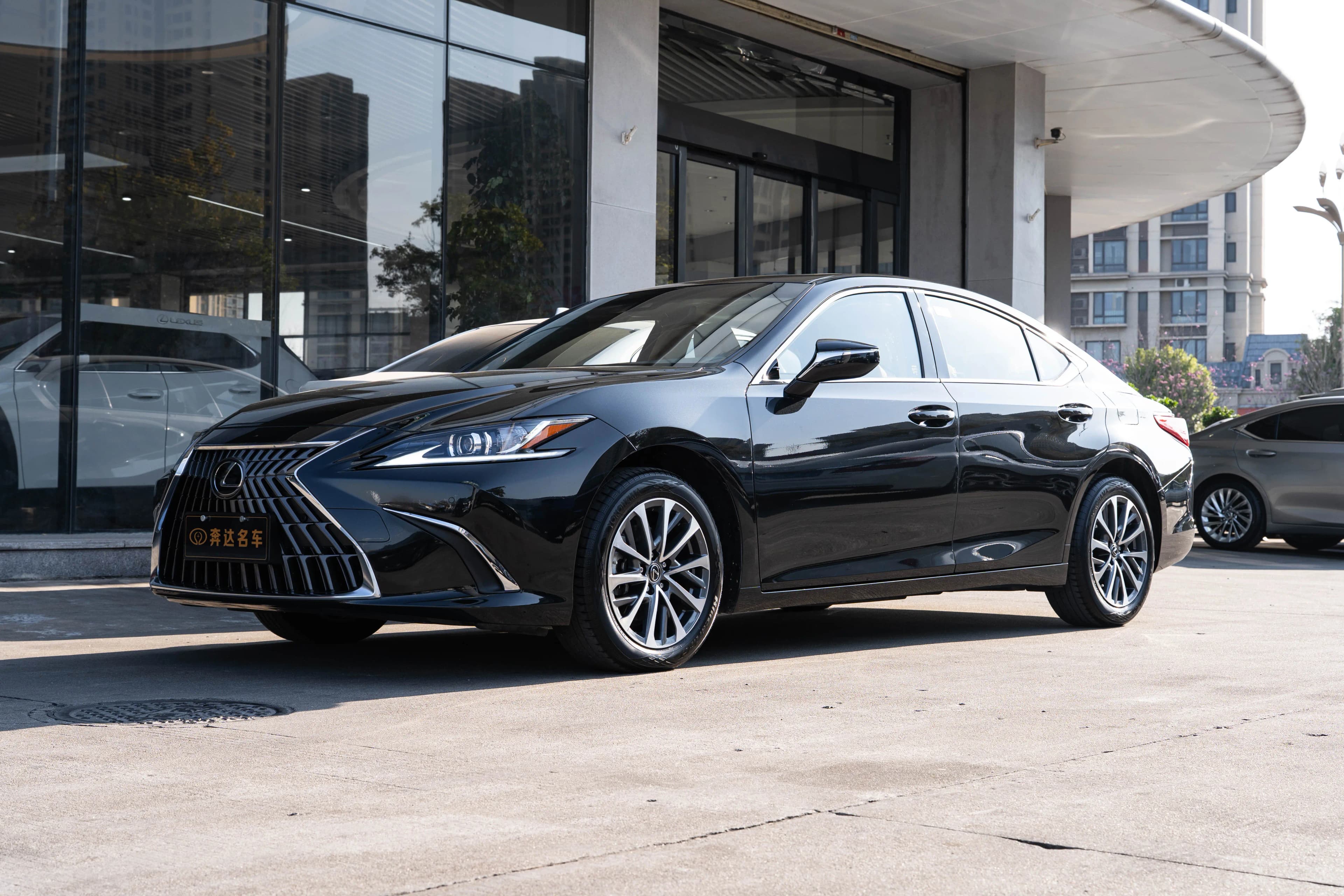 Lexus ES 2024 г. 16000 км.