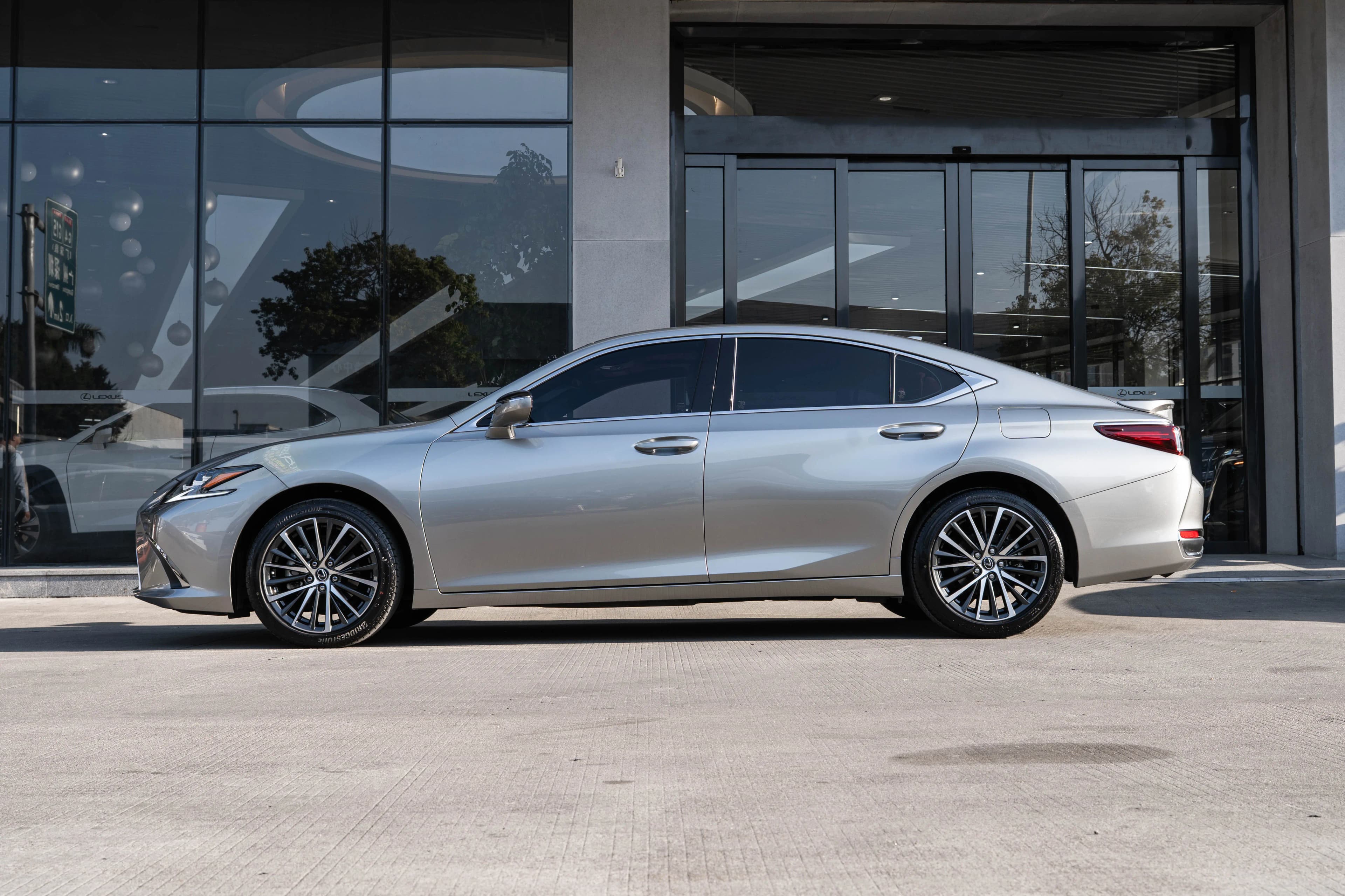 Lexus ES 2023 г. 25200 км. — фото 3