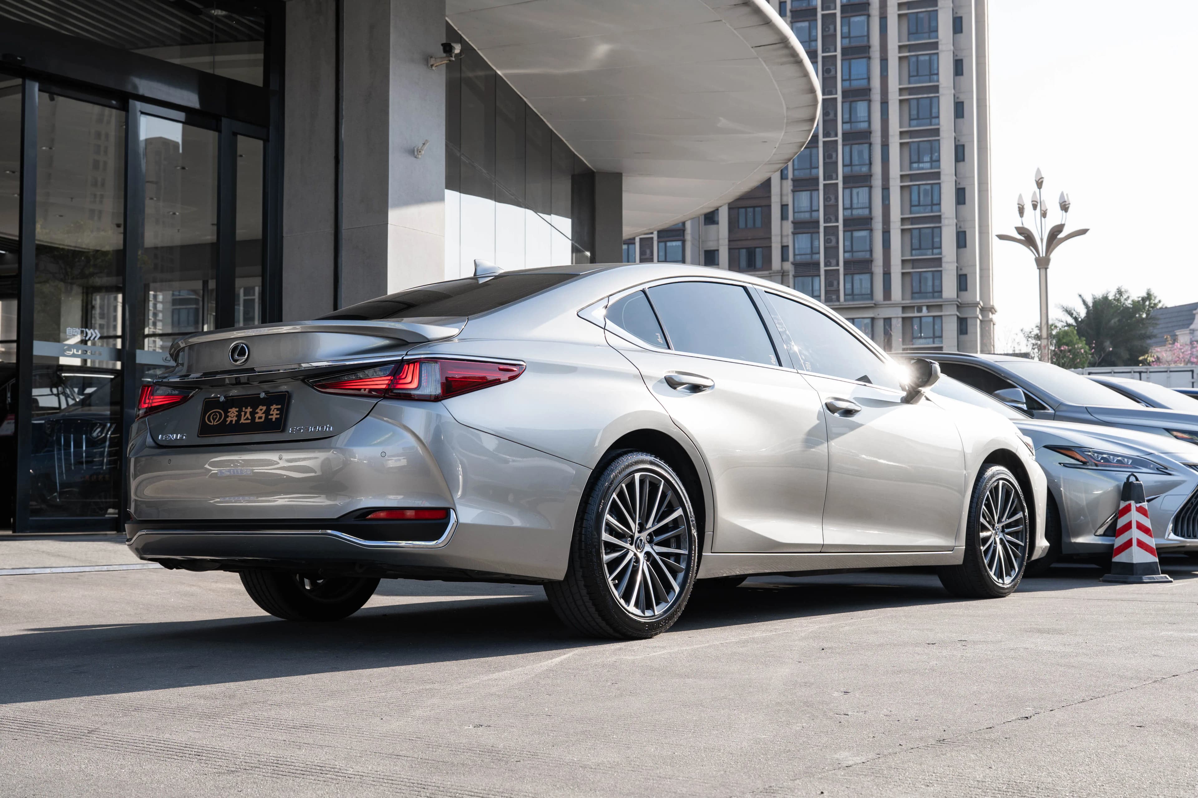 Lexus ES 2023 г. 25200 км. — фото 5