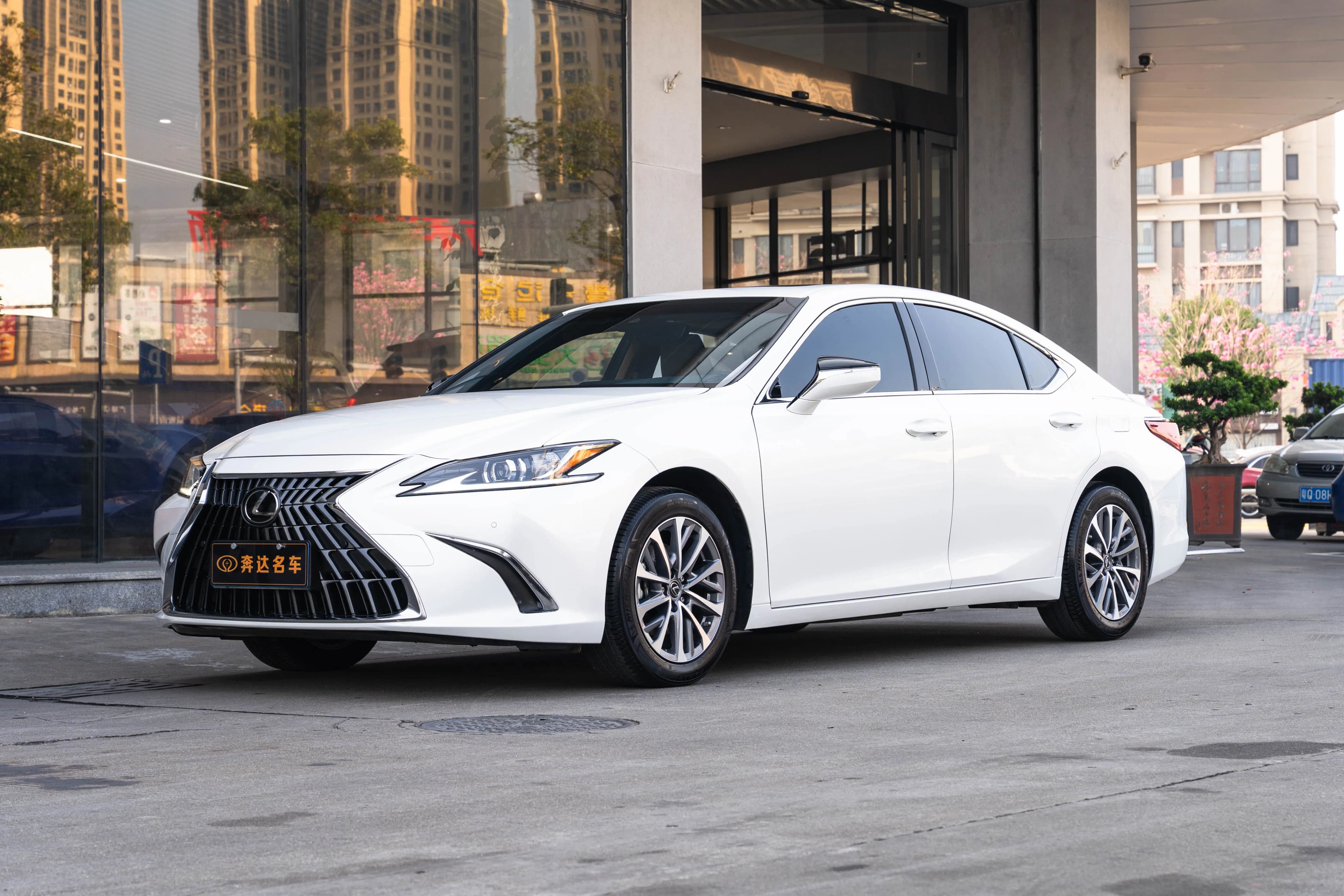 Lexus ES 2024 г. 17300 км.