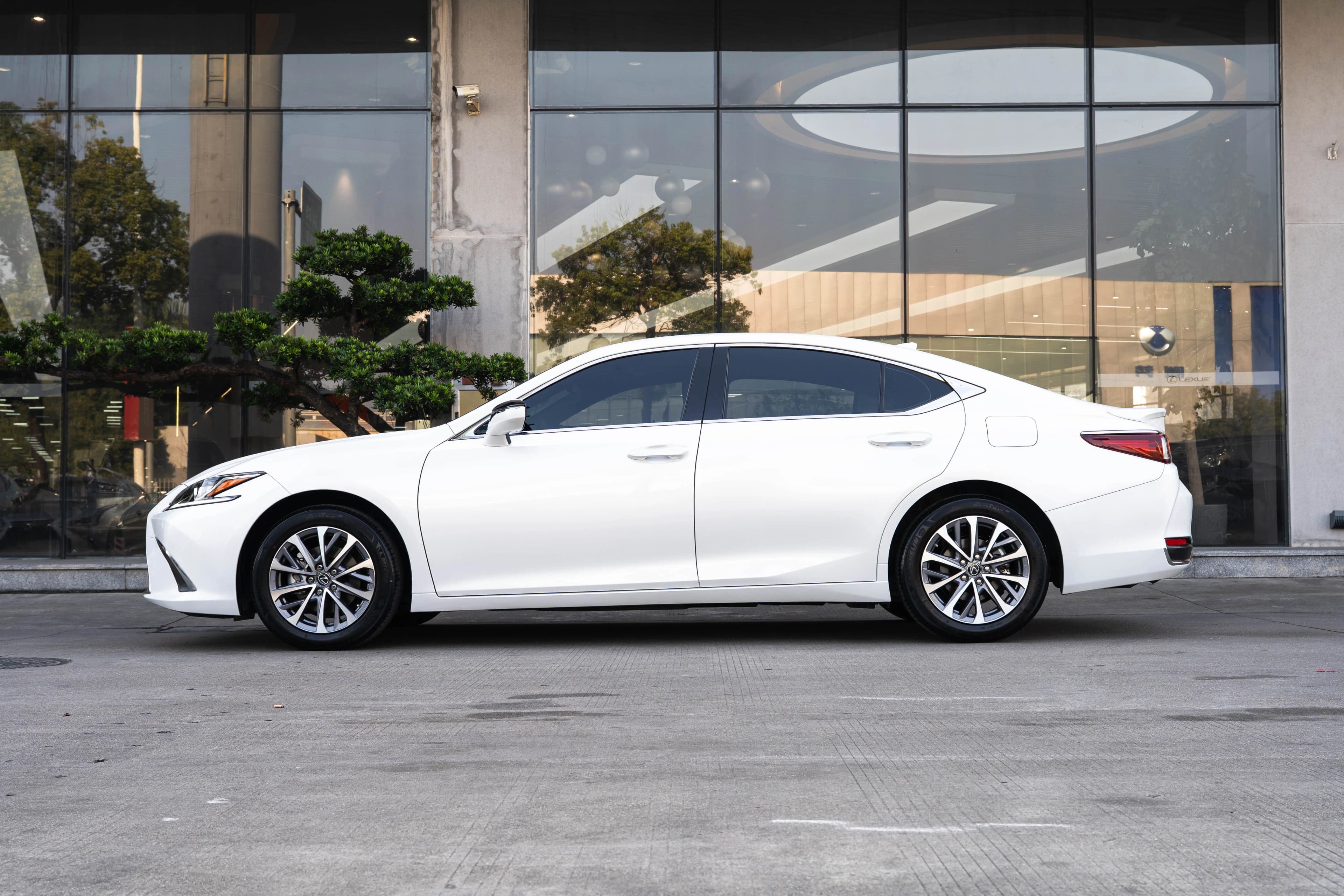 Lexus ES 2024 г. 17300 км. — фото 3