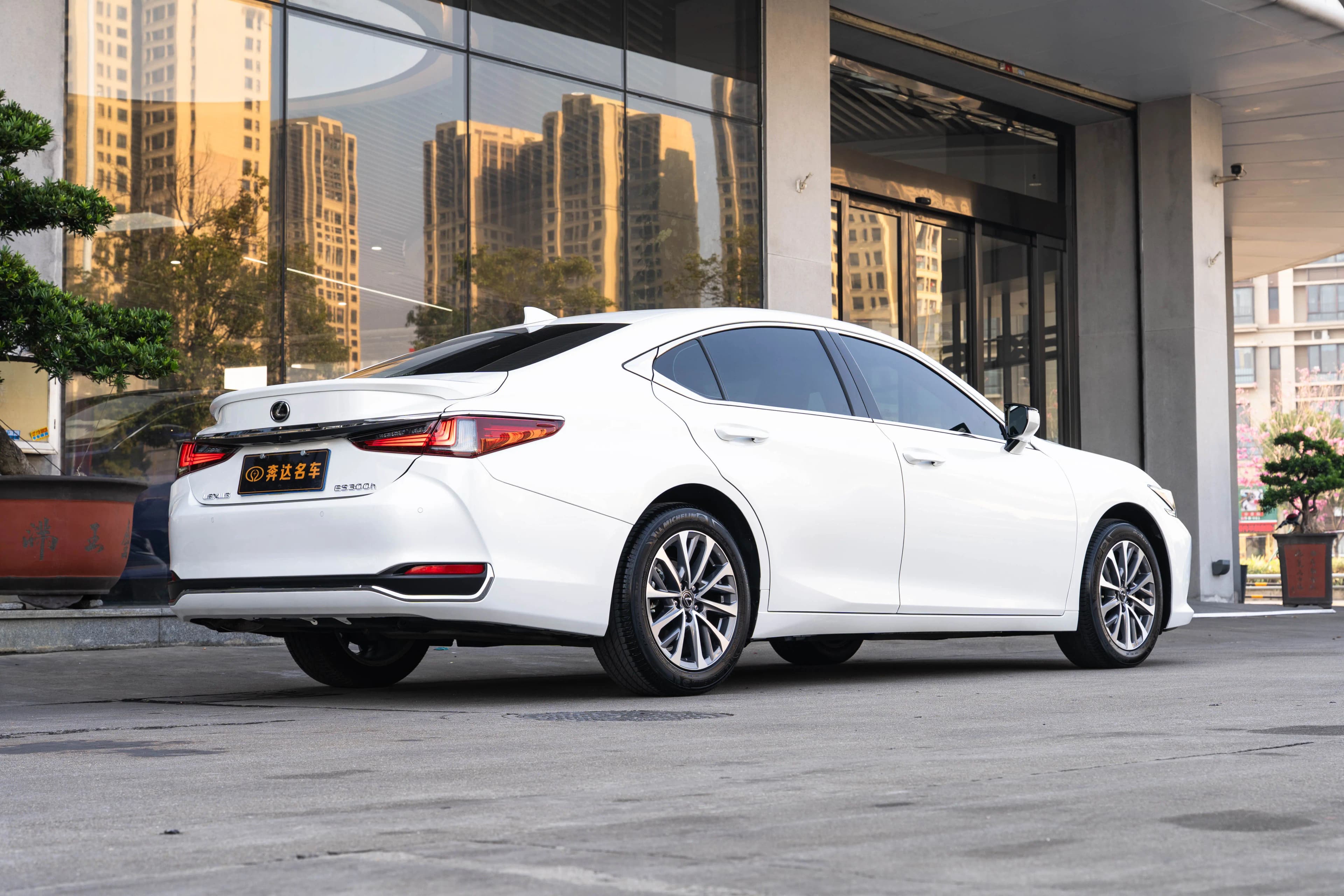 Lexus ES 2024 г. 17300 км. — фото 5