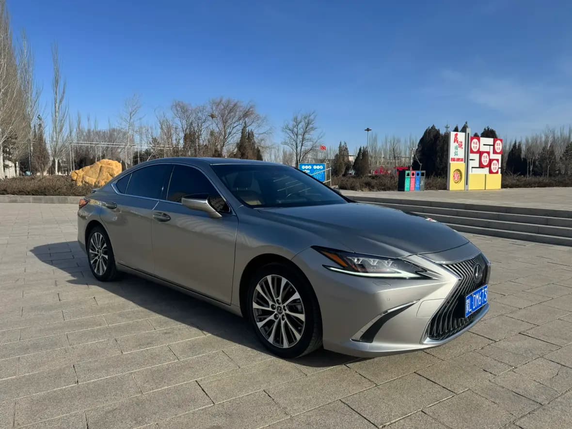 Lexus ES 2021 г. 90000 км. — фото 3