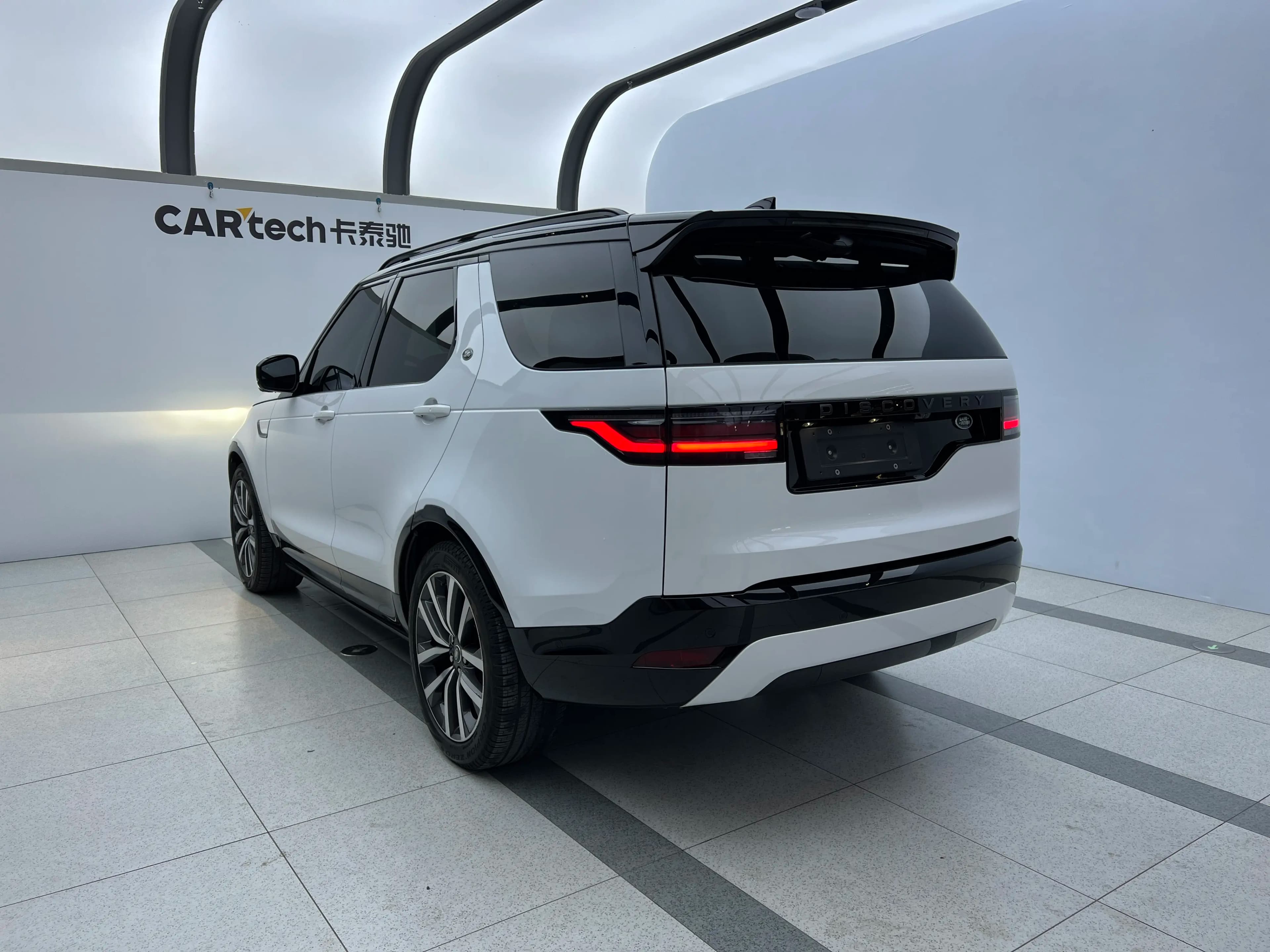Land Rover Discovery 2024 г. 14100 км. — фото 3