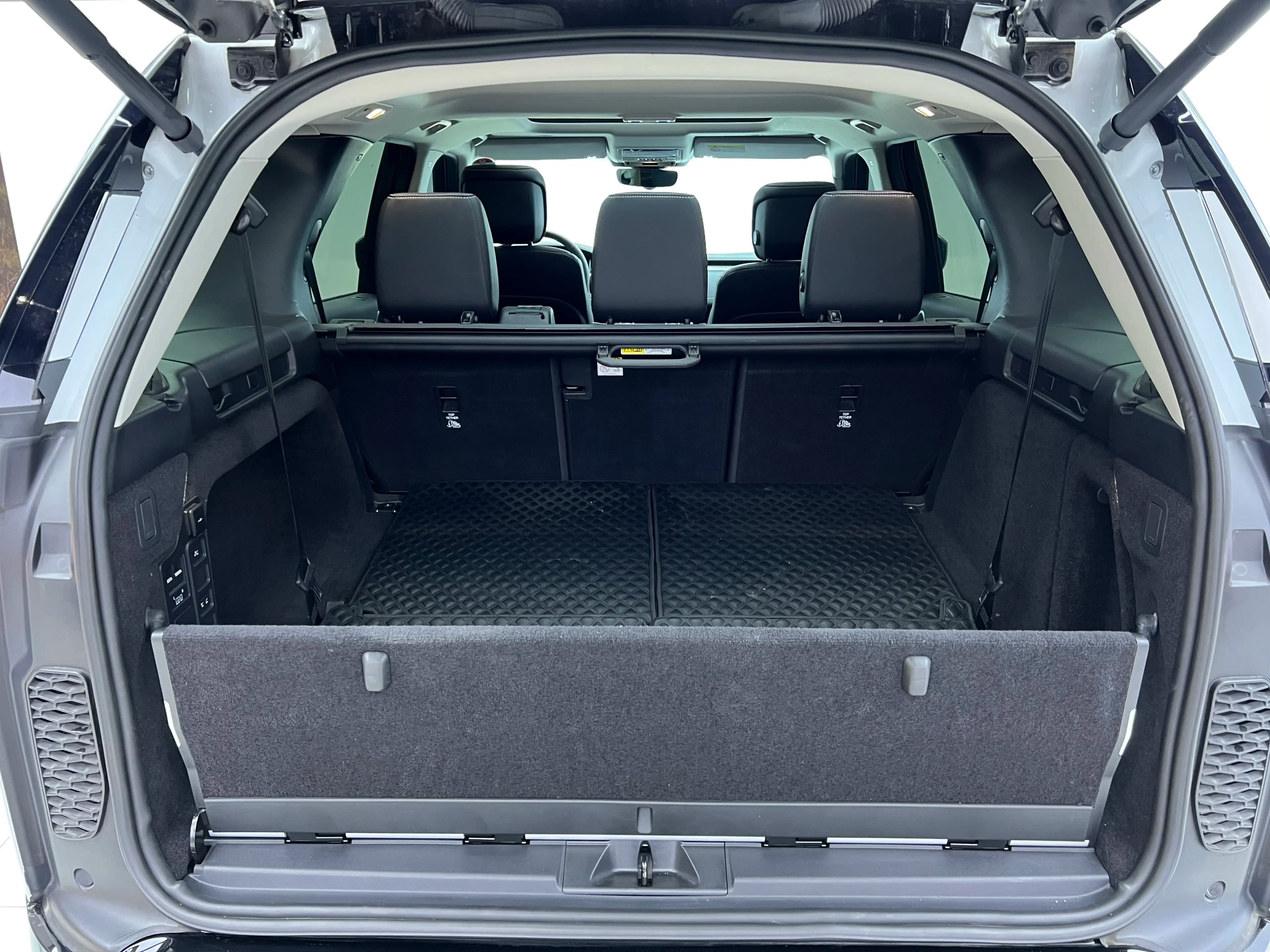 Land Rover Discovery 2024 г. 14100 км. — фото 27