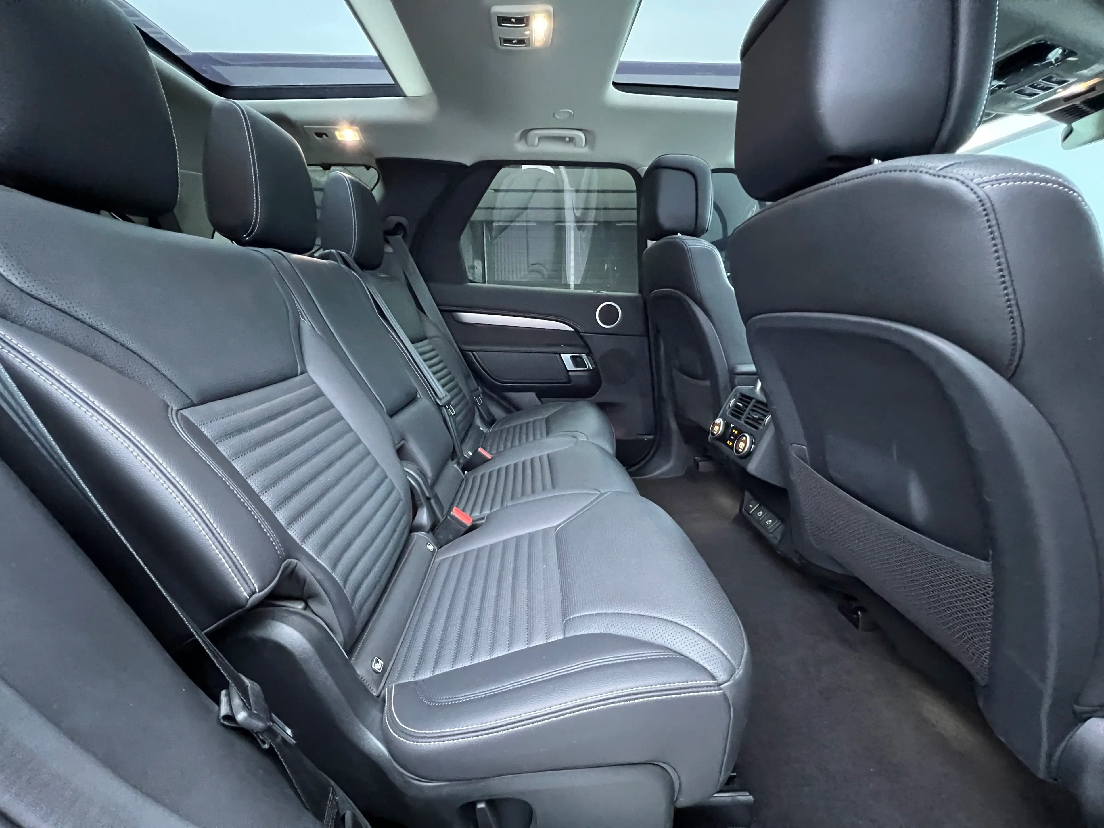 Land Rover Discovery 2024 г. 14100 км. — фото 28