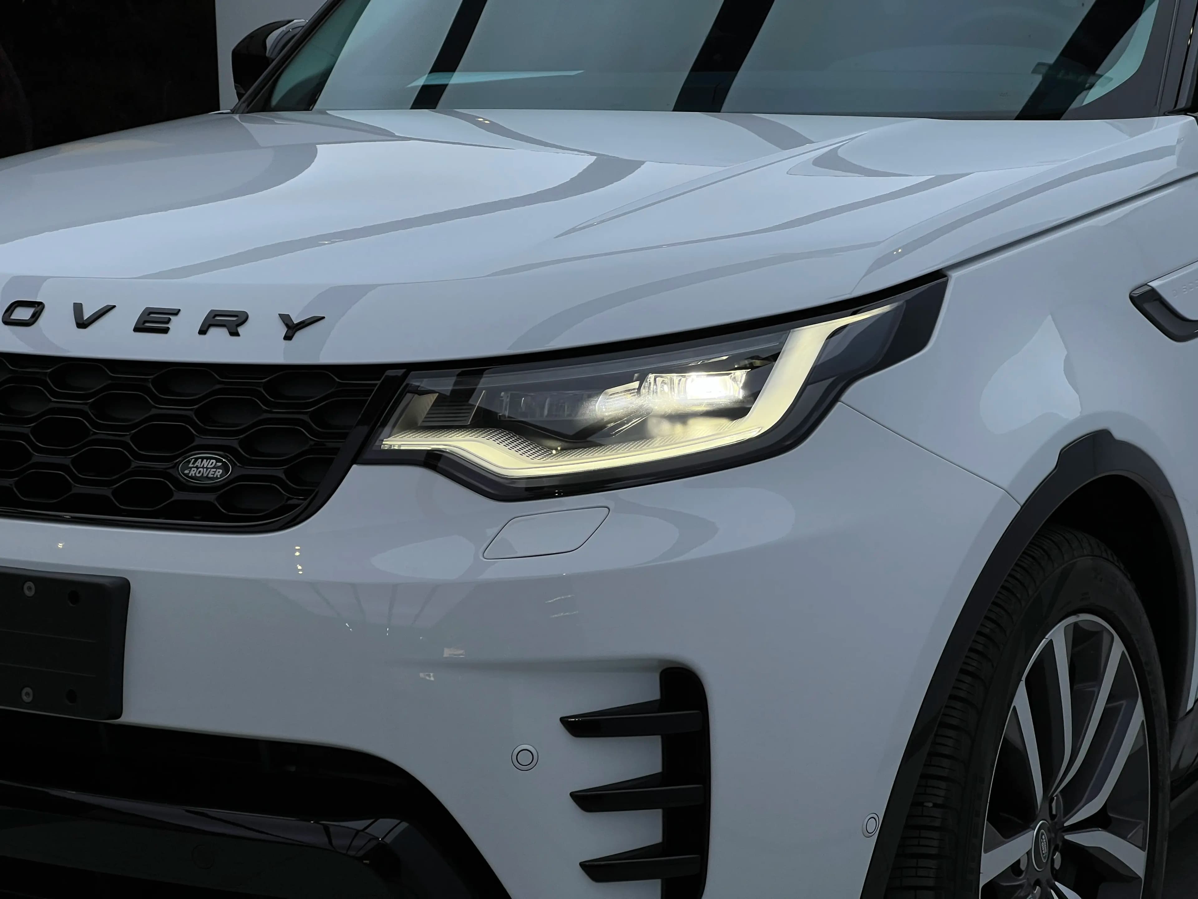 Land Rover Discovery 2024 г. 14100 км. — фото 6