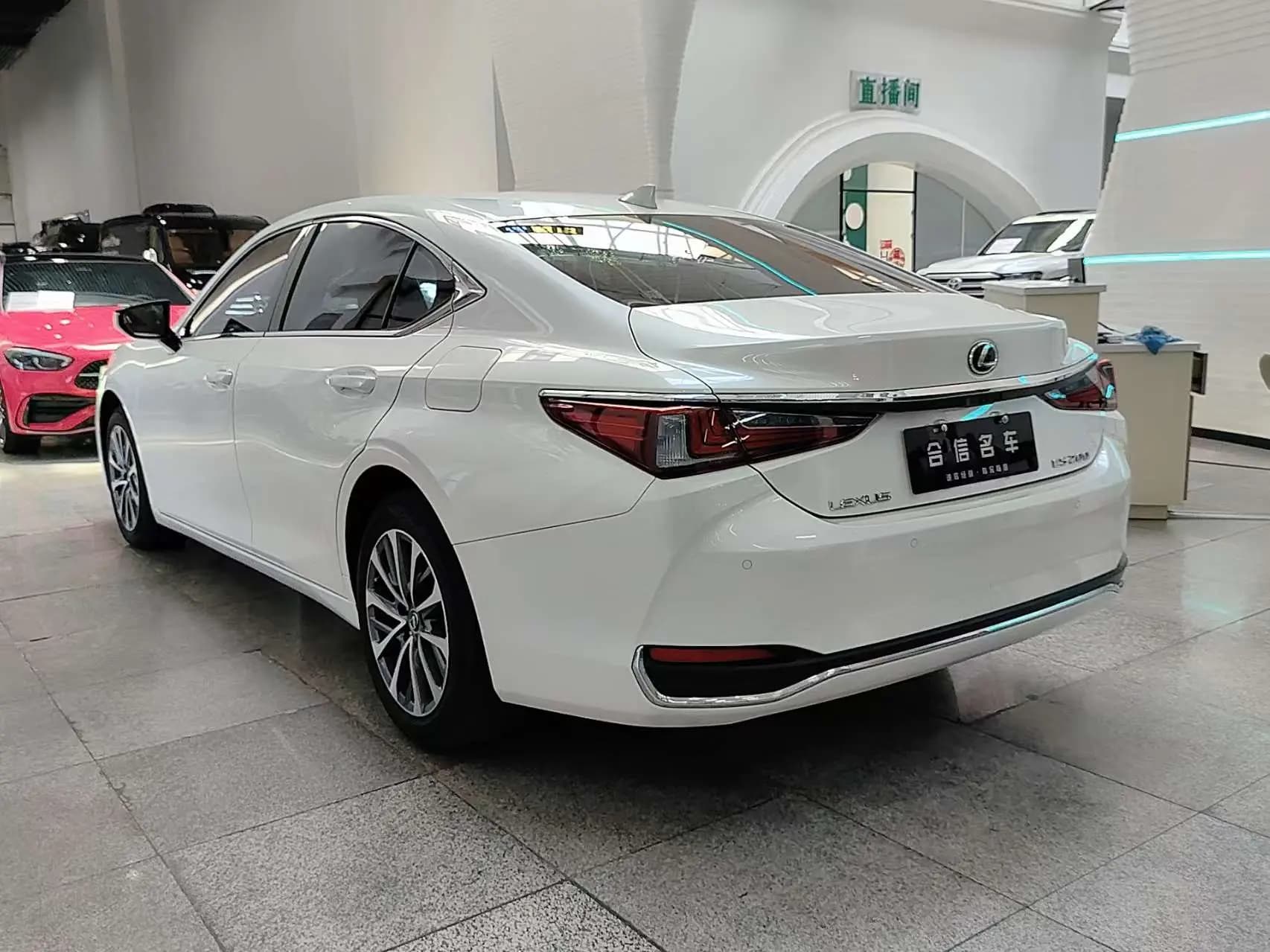 Lexus ES 2024 г. 13000 км. — фото 4