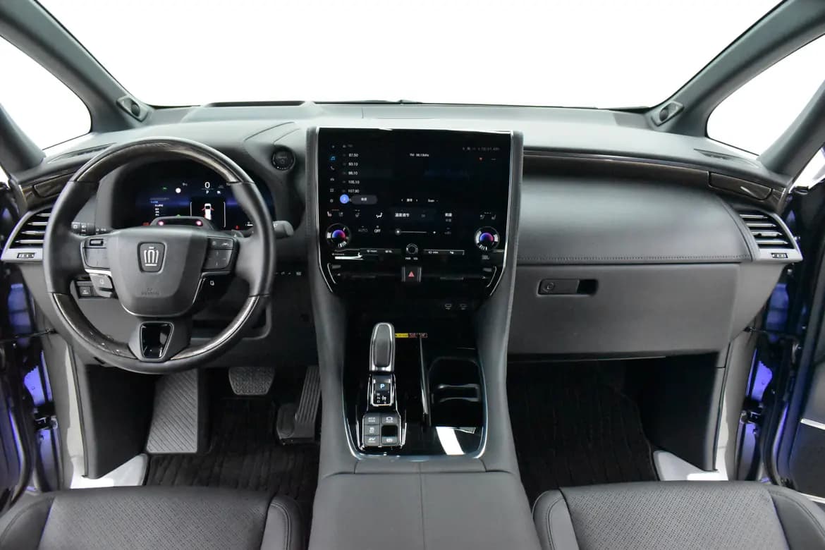 Toyota Crown Wellfire 2025 г. 5078 км. — фото 7