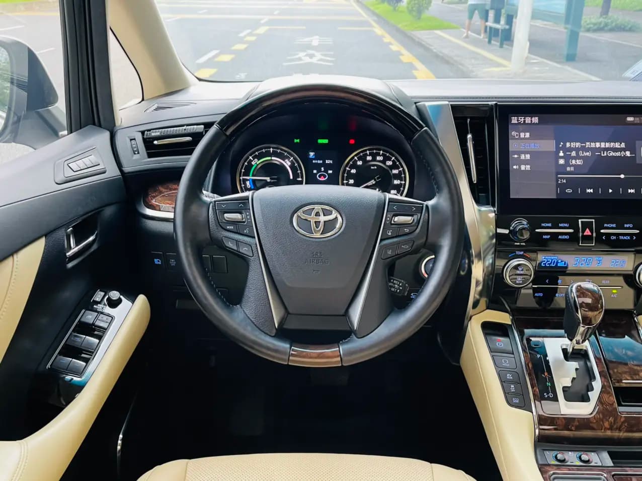 Toyota Alphard 2022 г. 120005 км. — фото 12