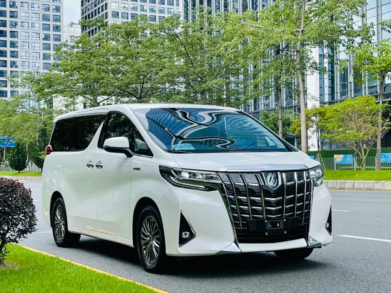 Toyota Alphard 2022 г. 120005 км. — фото 3