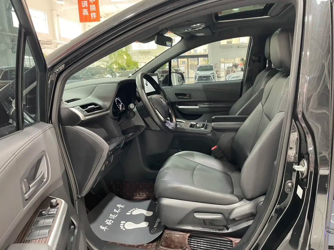 Toyota Granvia 2024 г. 45700 км. — фото 18