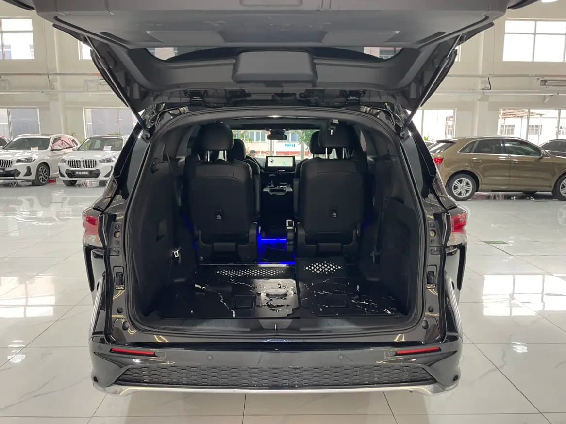Toyota Granvia 2024 г. 45700 км. — фото 24