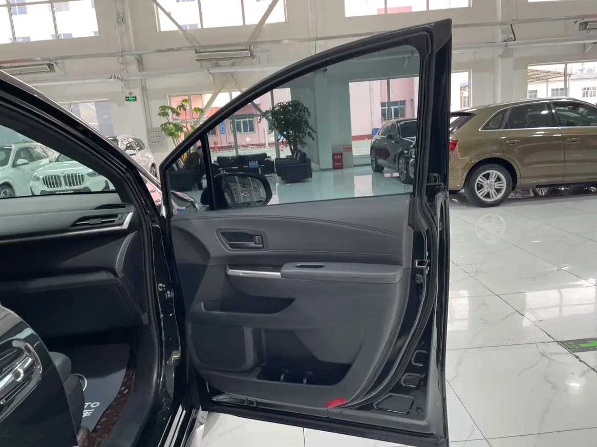Toyota Granvia 2024 г. 45700 км. — фото 26