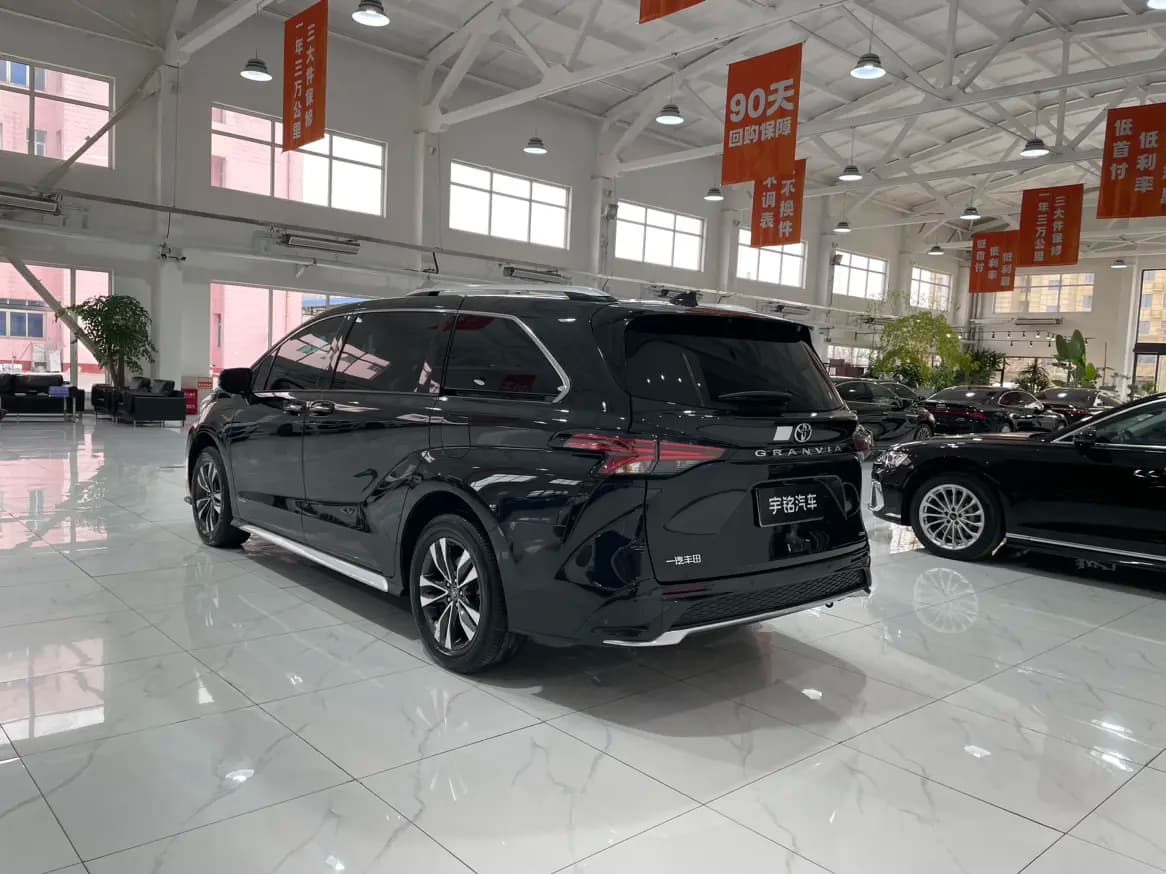 Toyota Granvia 2024 г. 45700 км. — фото 4