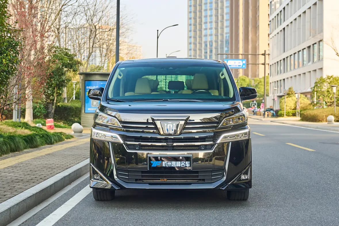 Toyota Crown Wellfire 2023 г. 72080 км. — фото 2