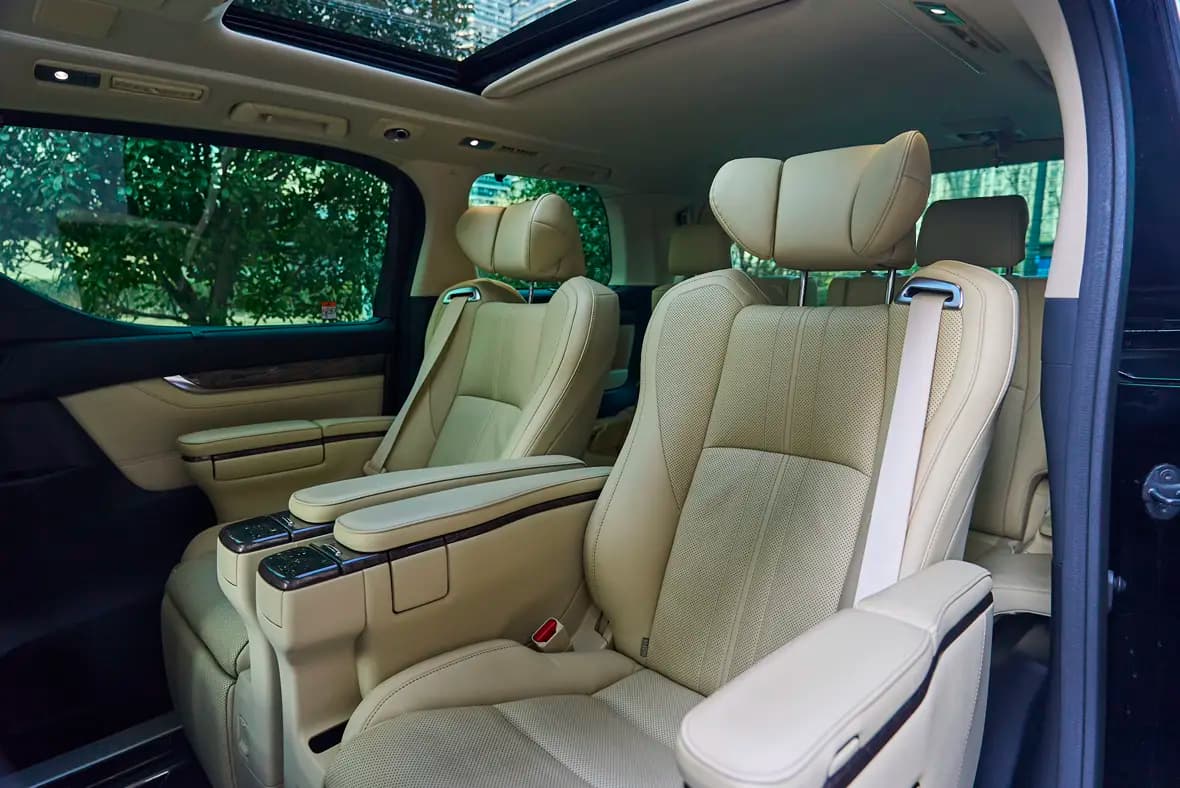 Toyota Crown Wellfire 2023 г. 72080 км. — фото 12