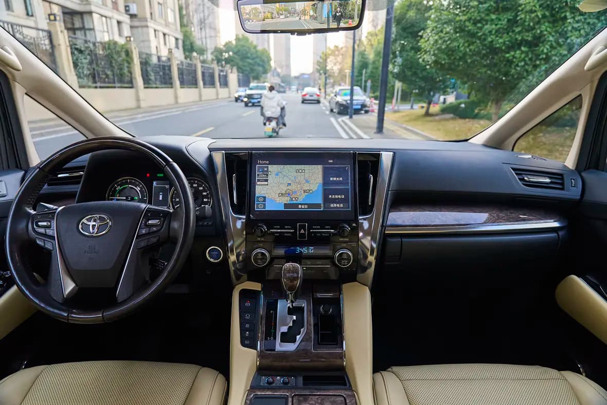 Toyota Crown Wellfire 2023 г. 72080 км. — фото 8