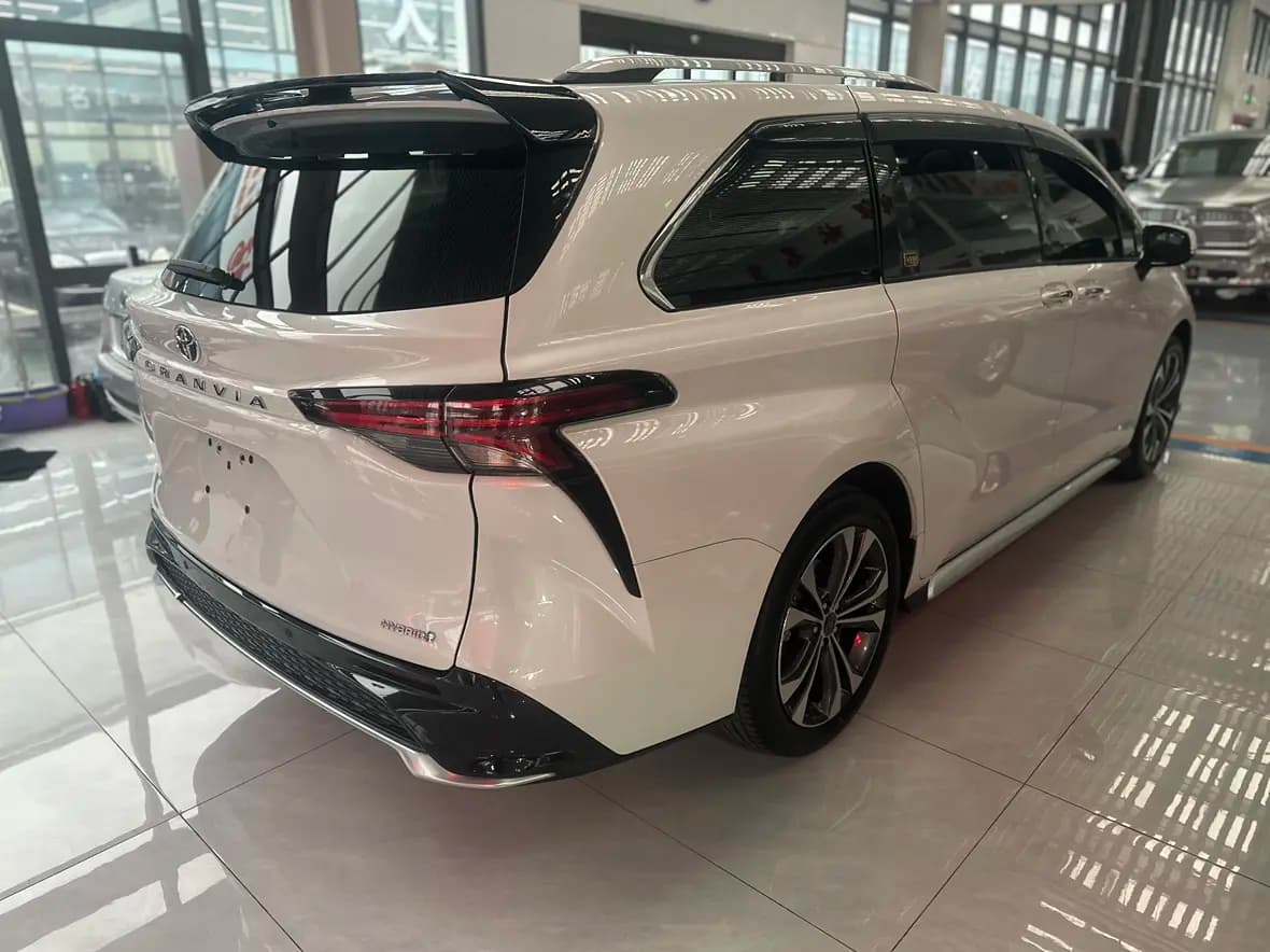 Toyota Granvia 2023 г. 66074 км. — фото 6