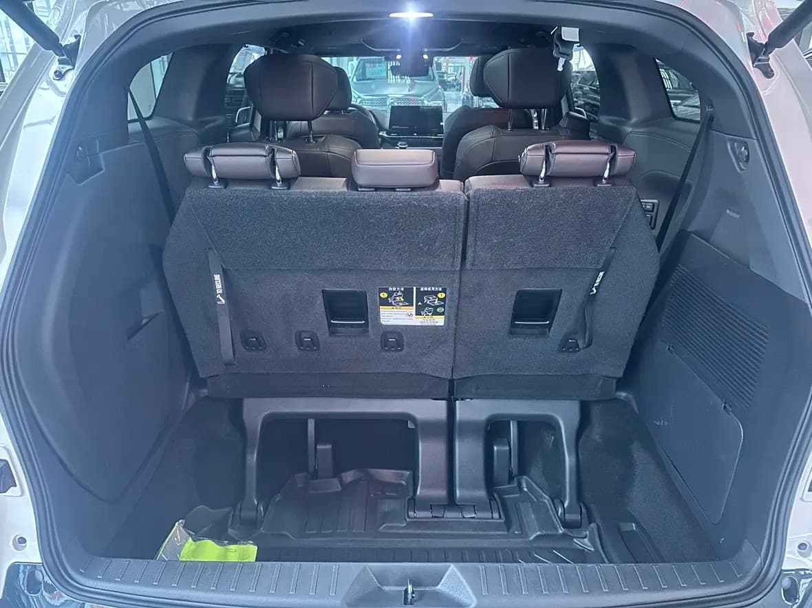 Toyota Granvia 2023 г. 66074 км. — фото 10