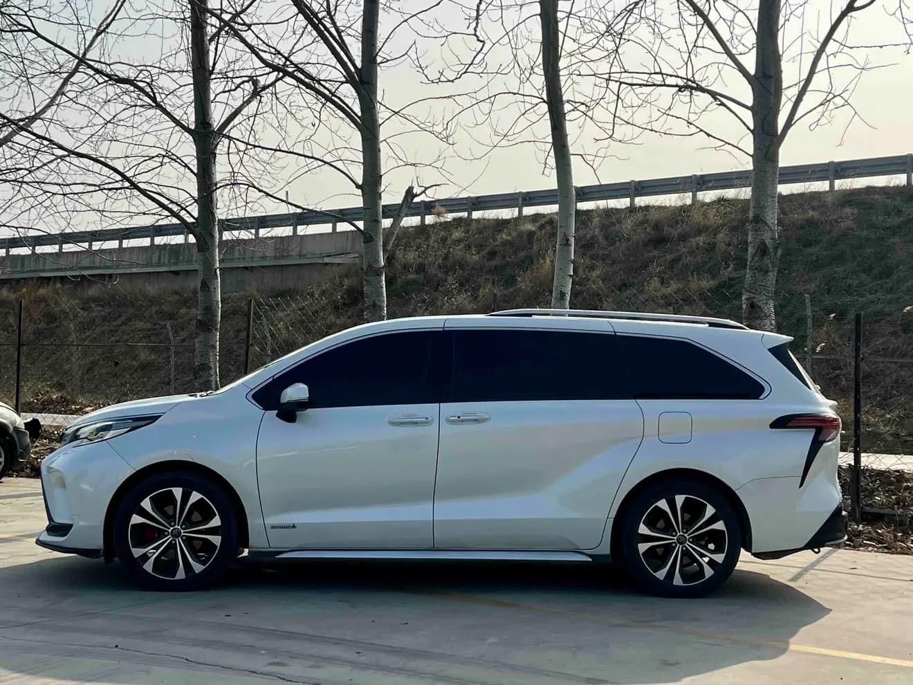Toyota Granvia 2023 г. 62075 км. — фото 3