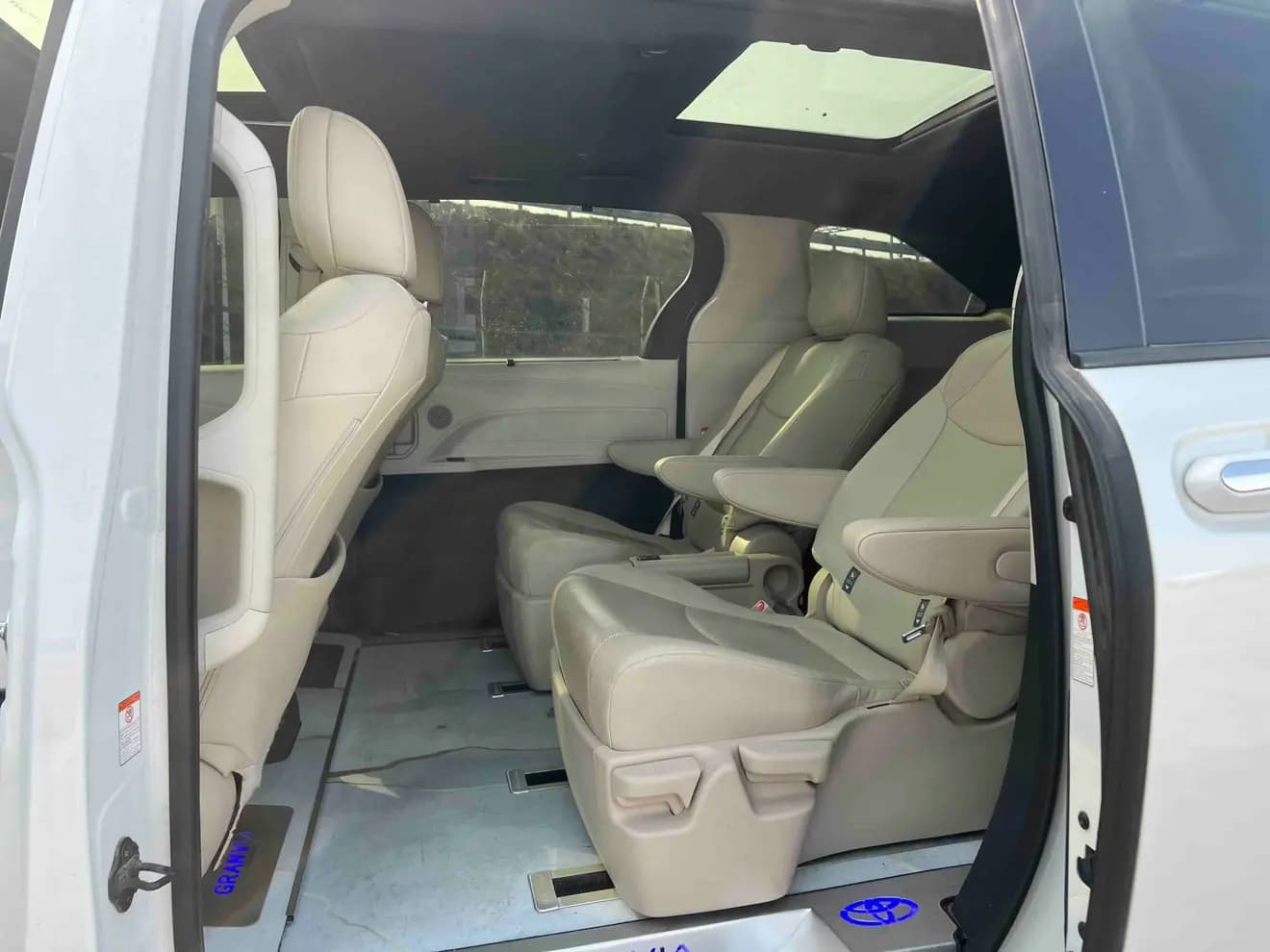 Toyota Granvia 2023 г. 62075 км. — фото 7