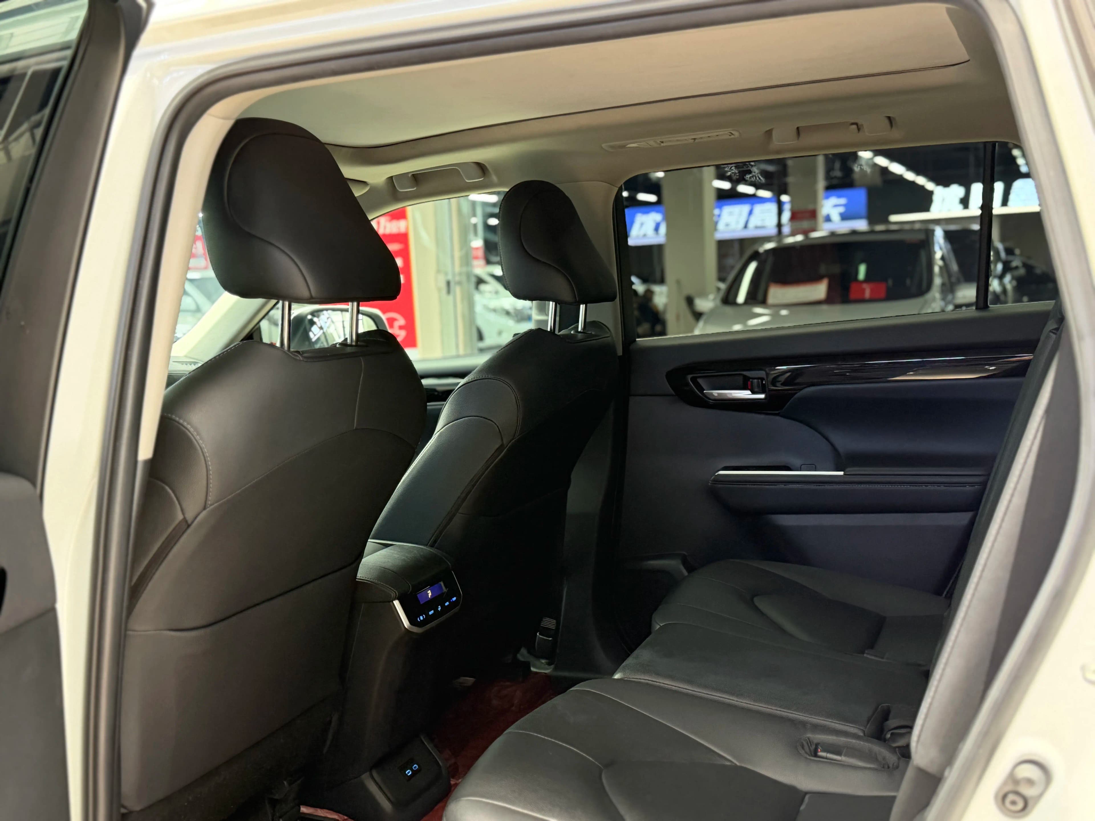 Toyota Highlander 2022 г. 53129 км. — фото 10
