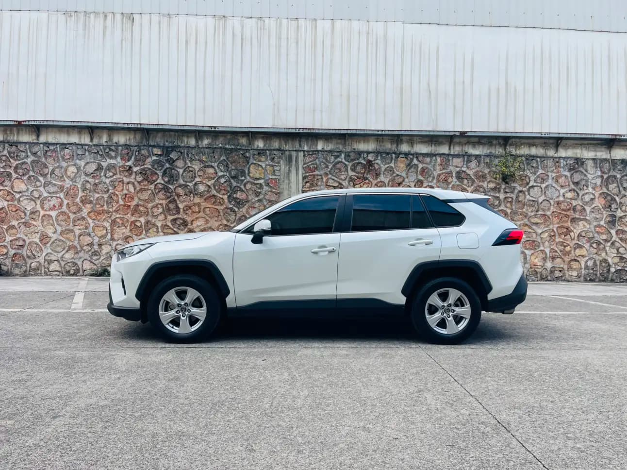 Toyota RAV4 2023 г. 33100 км. — фото 4