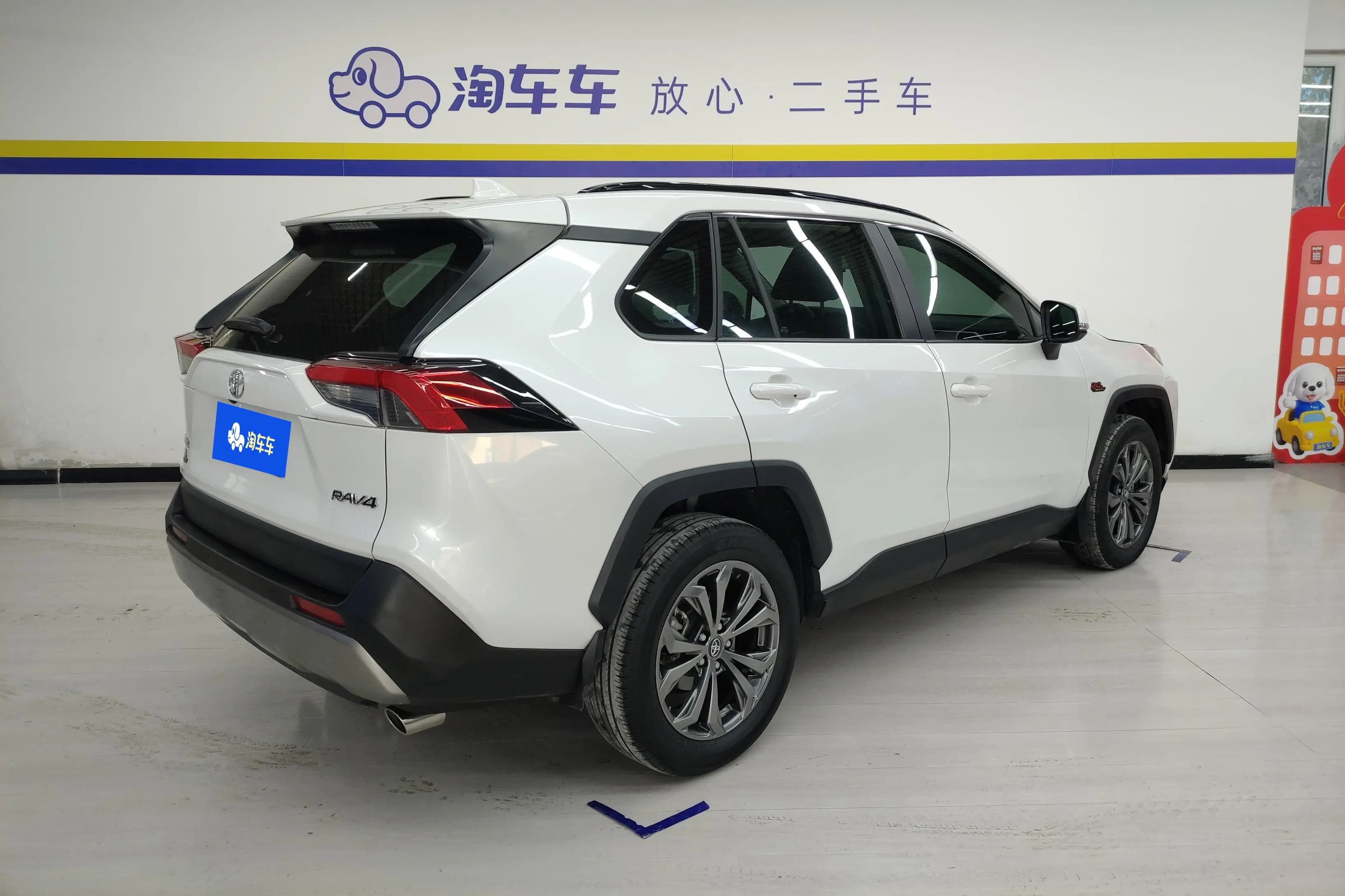 Toyota RAV4 2023 г. 48001 км. — фото 3