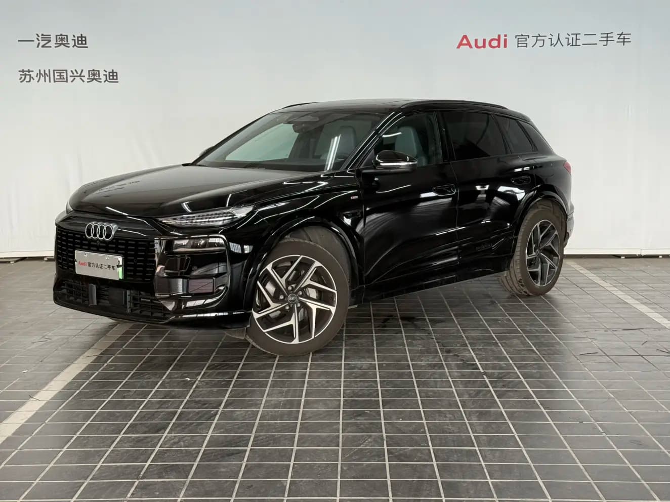 Audi Q6L e-tron 2025 г. 11045 км.