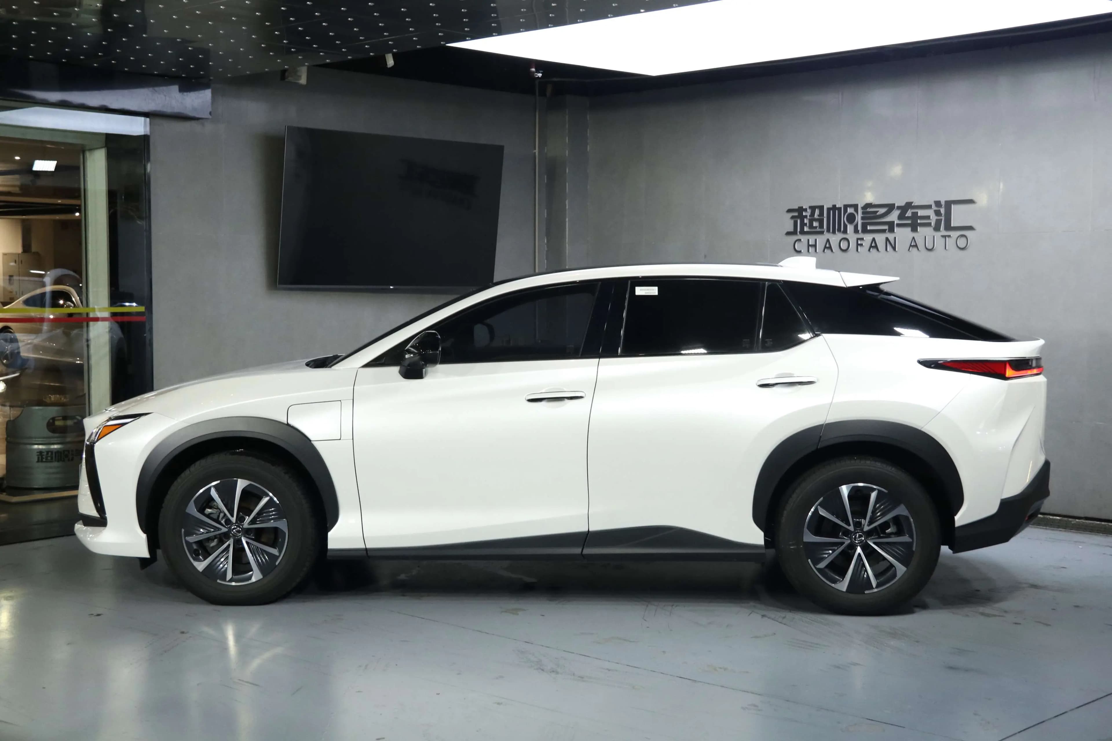 Lexus RZ 2023 г. 30801 км. — фото 3