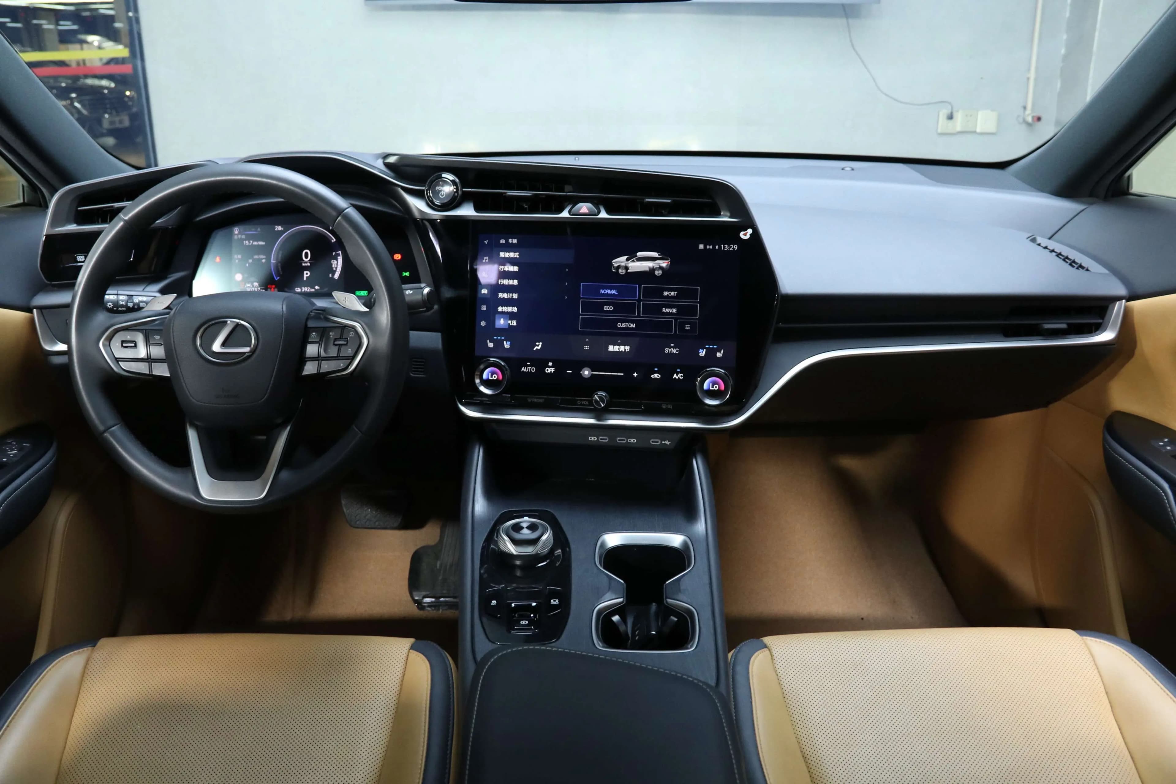 Lexus RZ 2023 г. 30801 км. — фото 9