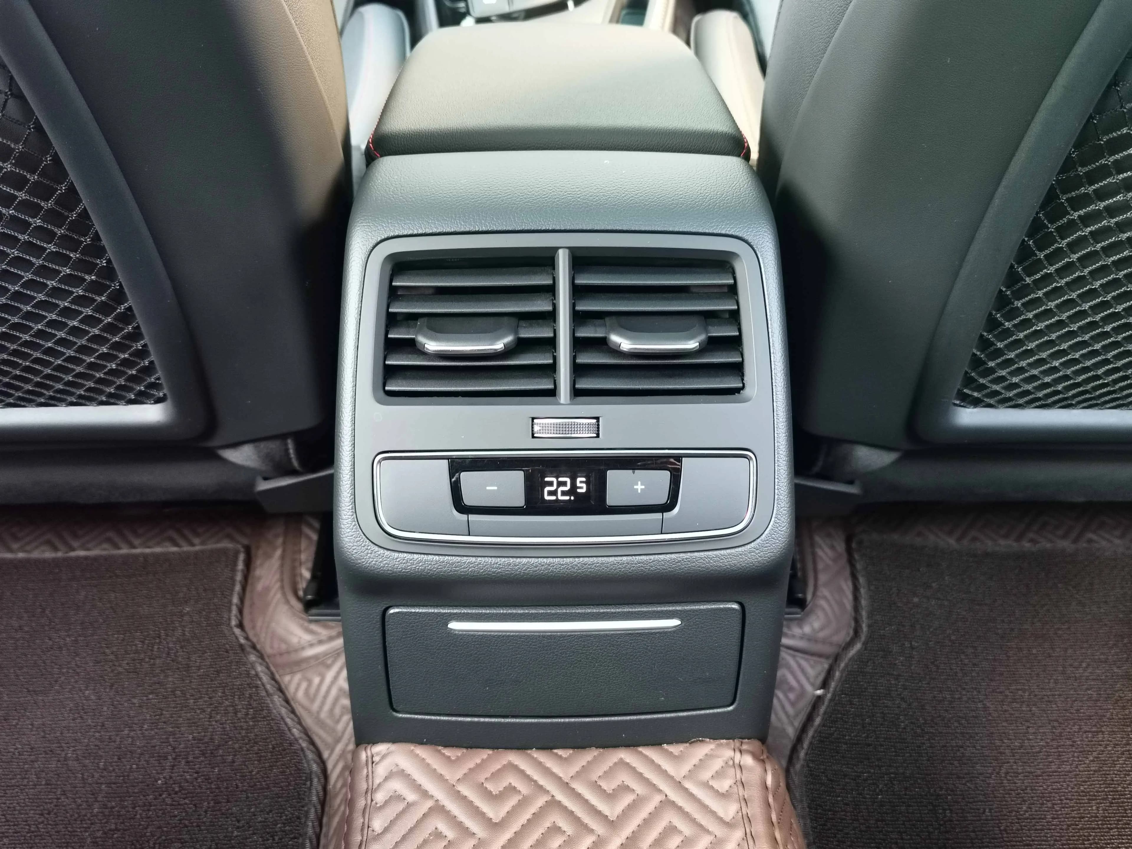 Audi A4L 2022 г. 49022 км. — фото 11