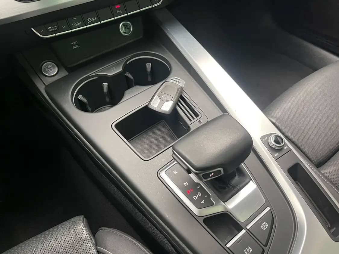 Audi A4L 2021 г. 59012 км. — фото 11