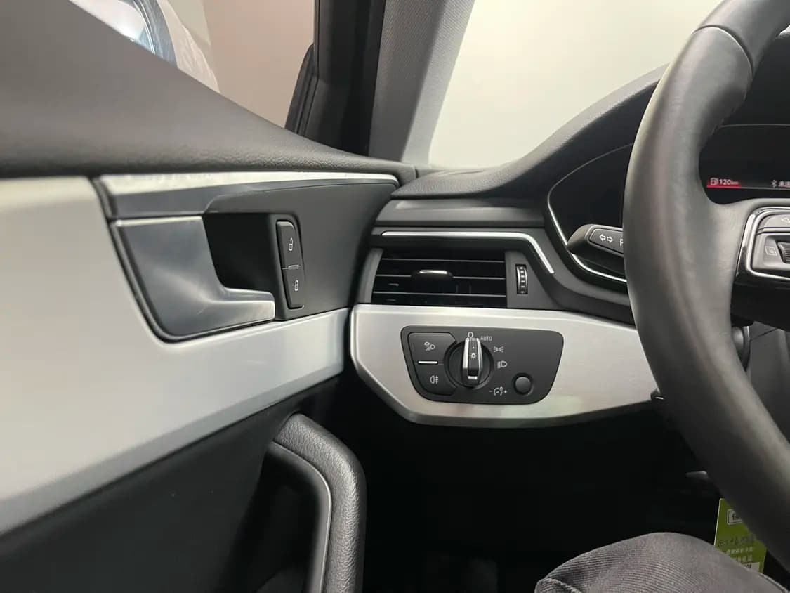 Audi A4L 2021 г. 59012 км. — фото 12