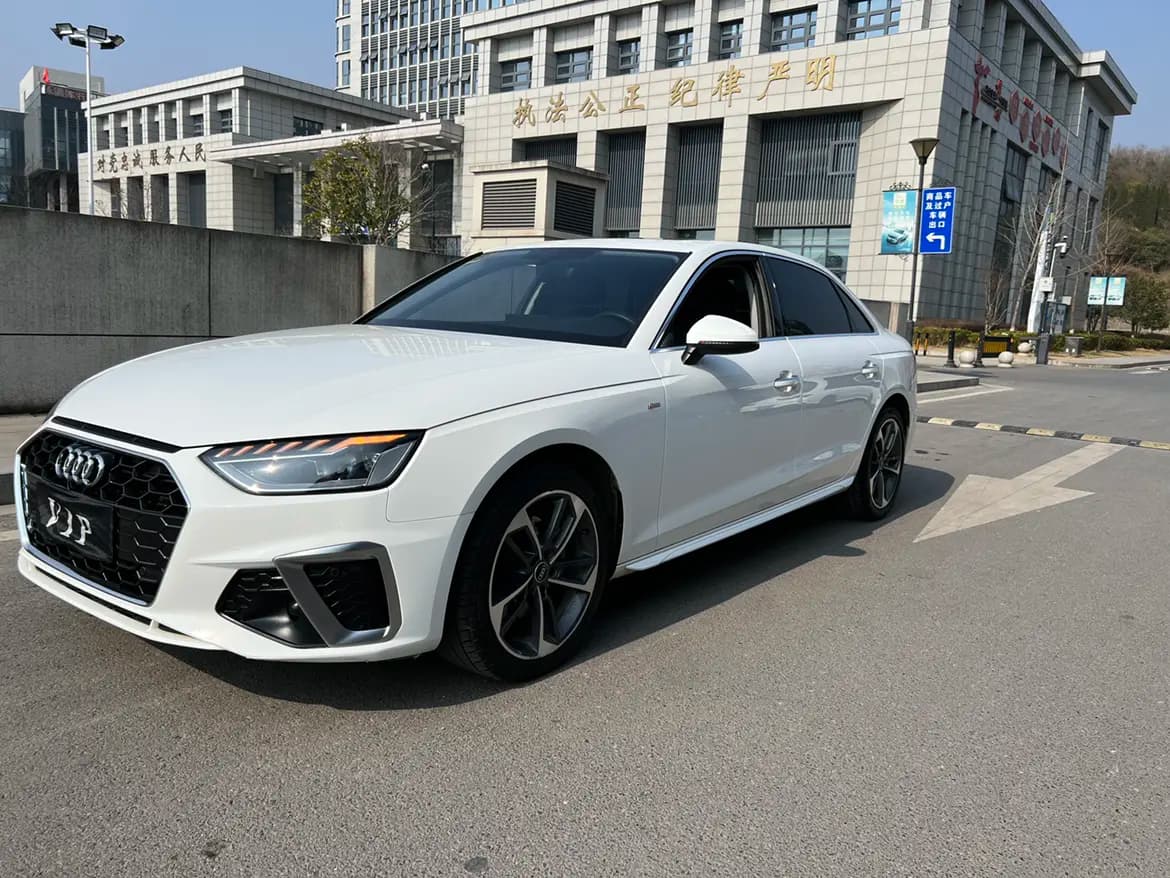 Audi A4L 2024 г. 35108 км.