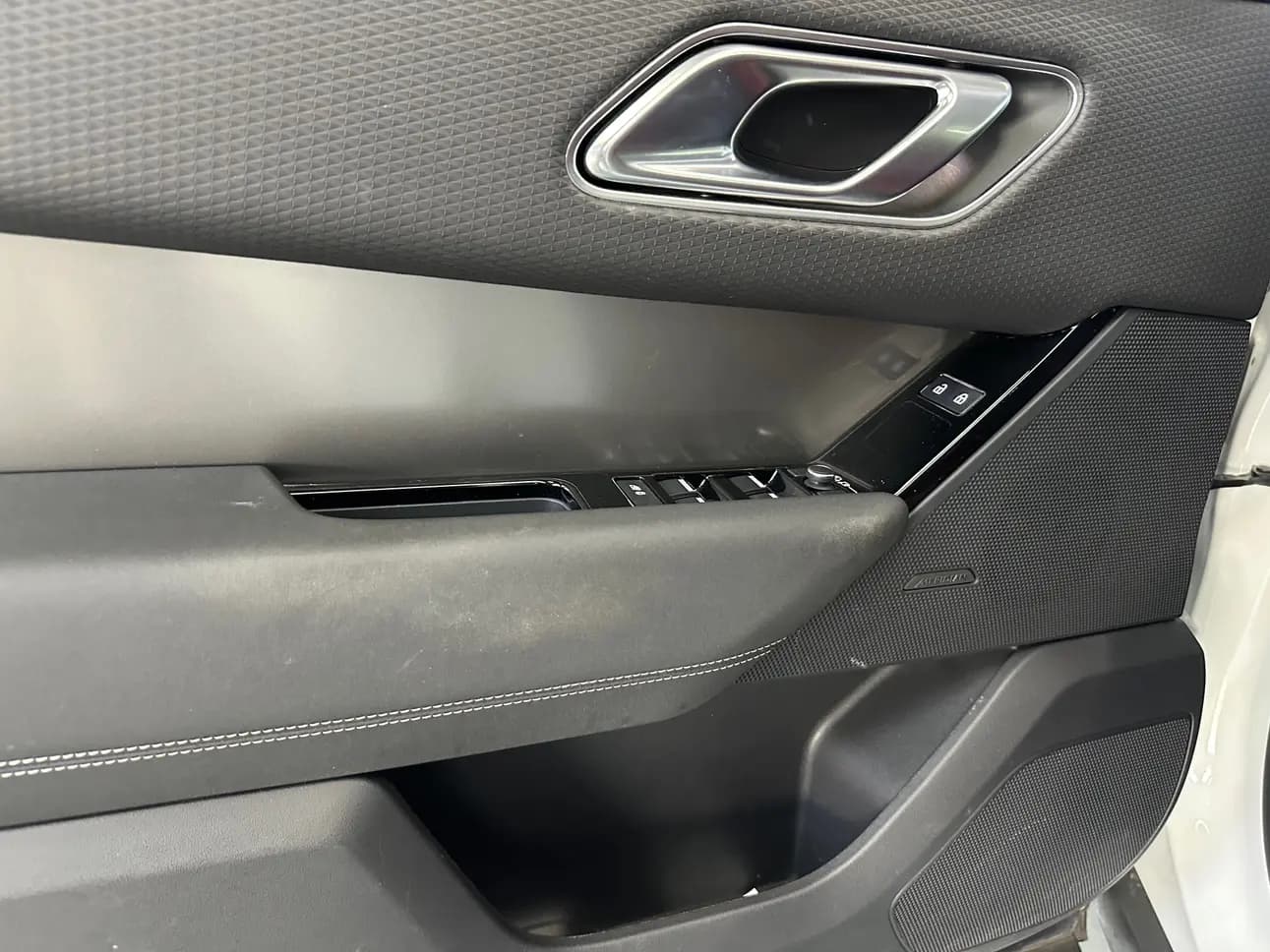 Land Rover Range Rover Velar 2023 г. 58147 км. — фото 12