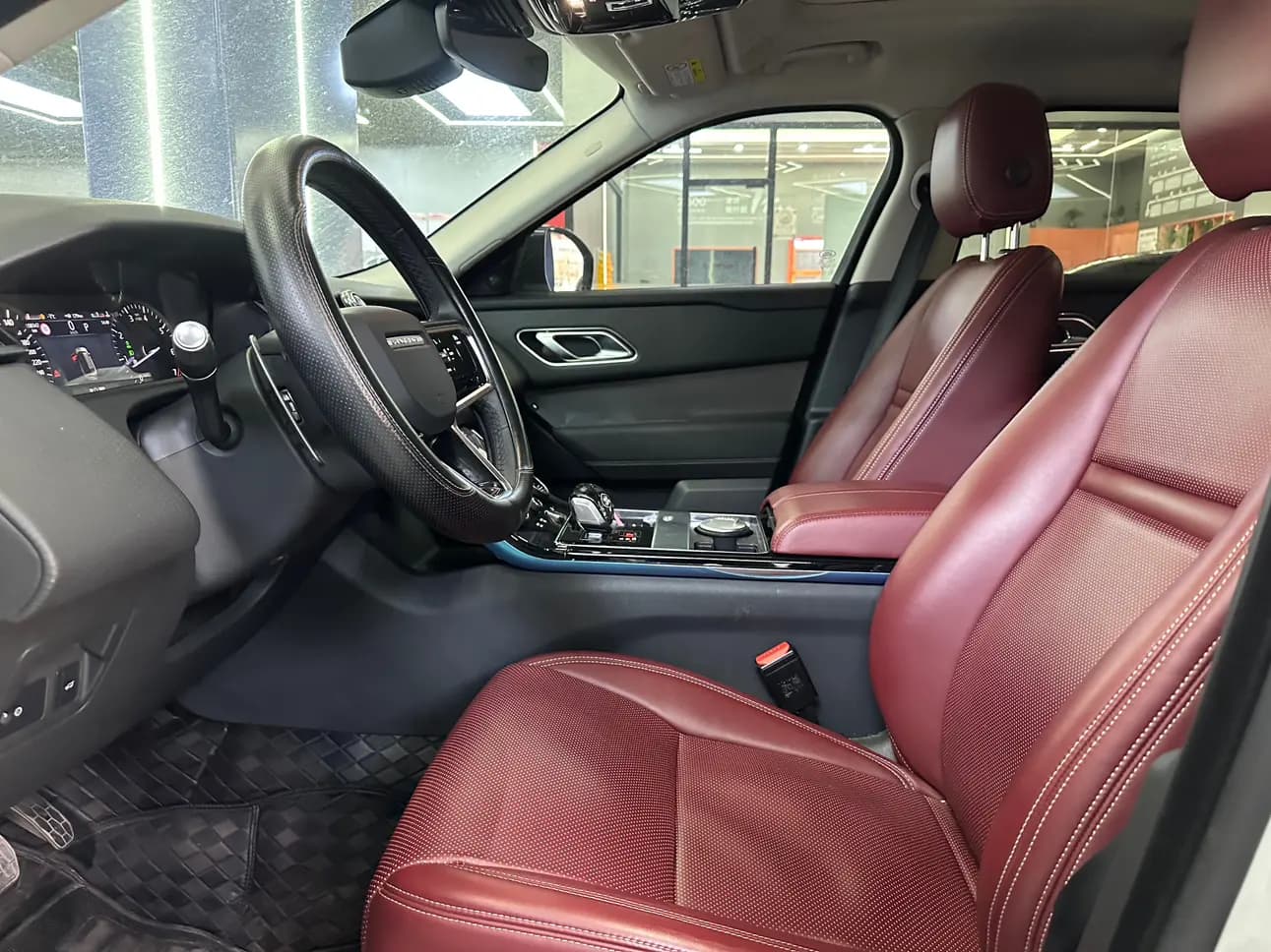 Land Rover Range Rover Velar 2023 г. 58147 км. — фото 9
