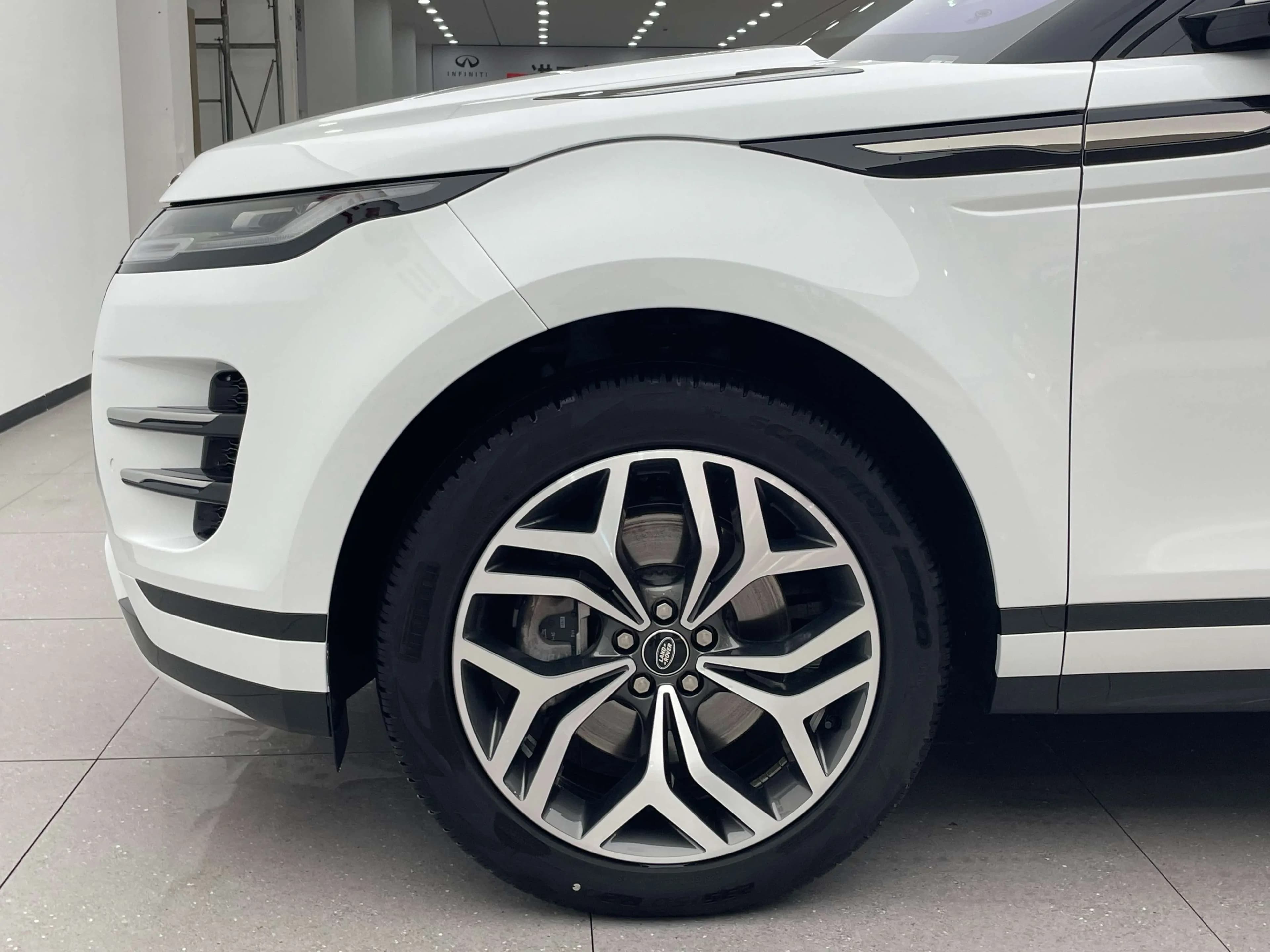 Land Rover Range Rover Evoque 2024 г. 31111 км. — фото 9