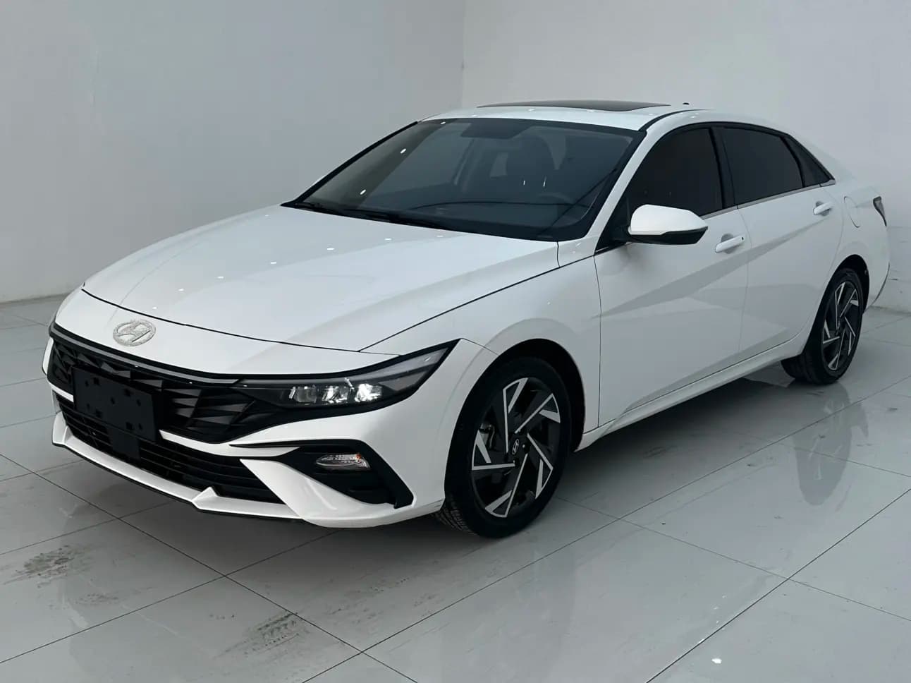 Hyundai Elantra 2024 г. 21032 км.