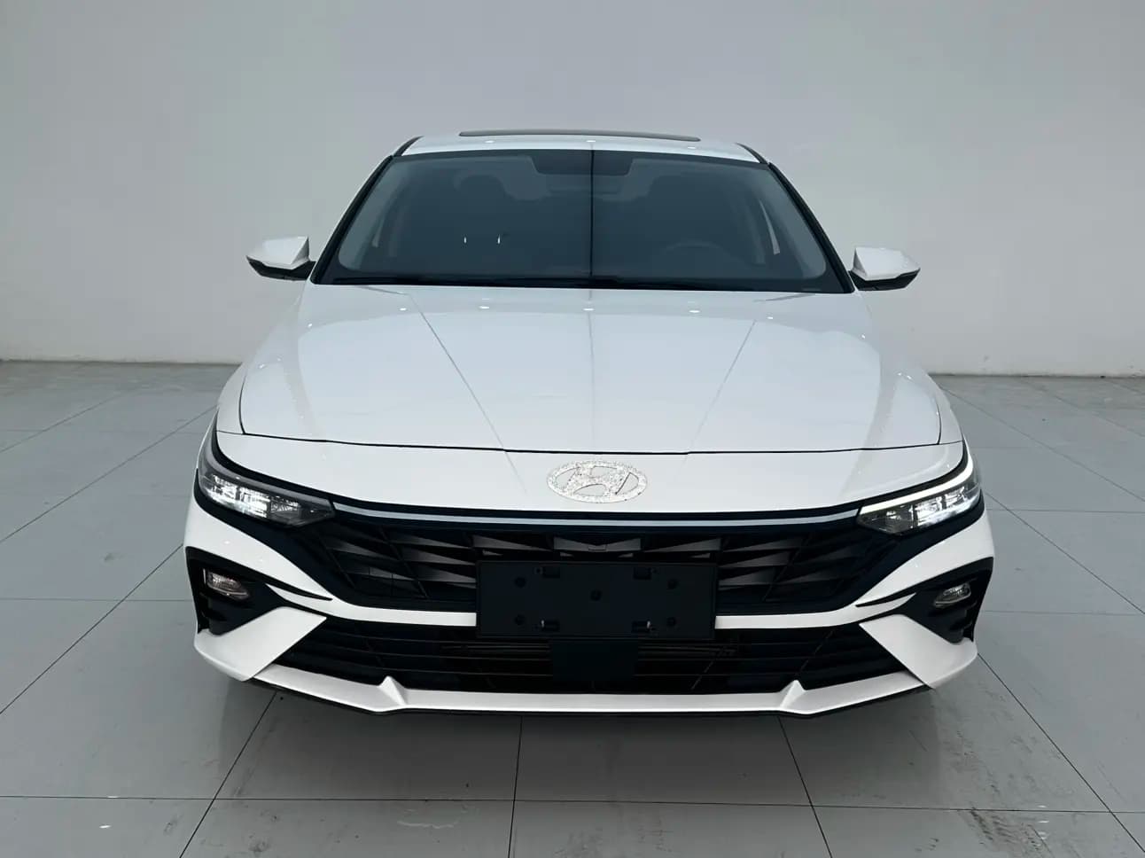 Hyundai Elantra 2024 г. 21032 км. — фото 2