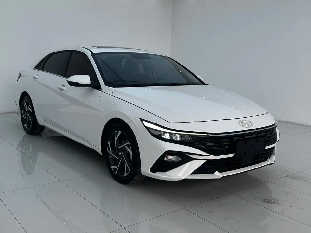 Hyundai Elantra 2024 г. 21032 км. — фото 3
