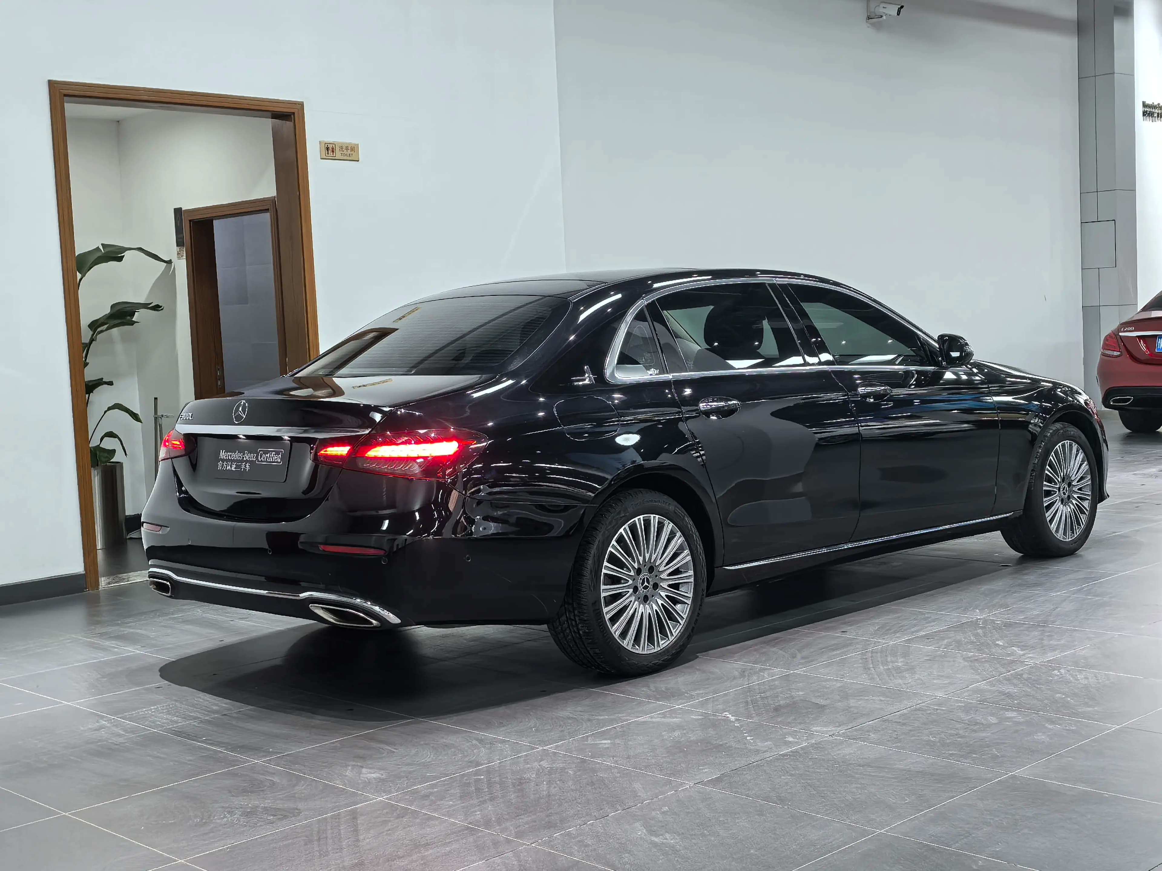 Mercedes-Benz E-Class 2022 г. 66035 км. — фото 4