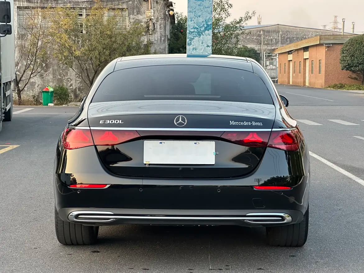 Mercedes-Benz E-Class 2025 г. 23036 км. — фото 3