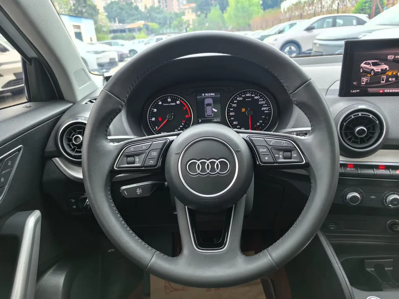 Audi Q2L 2021 г. 62137 км. — фото 12
